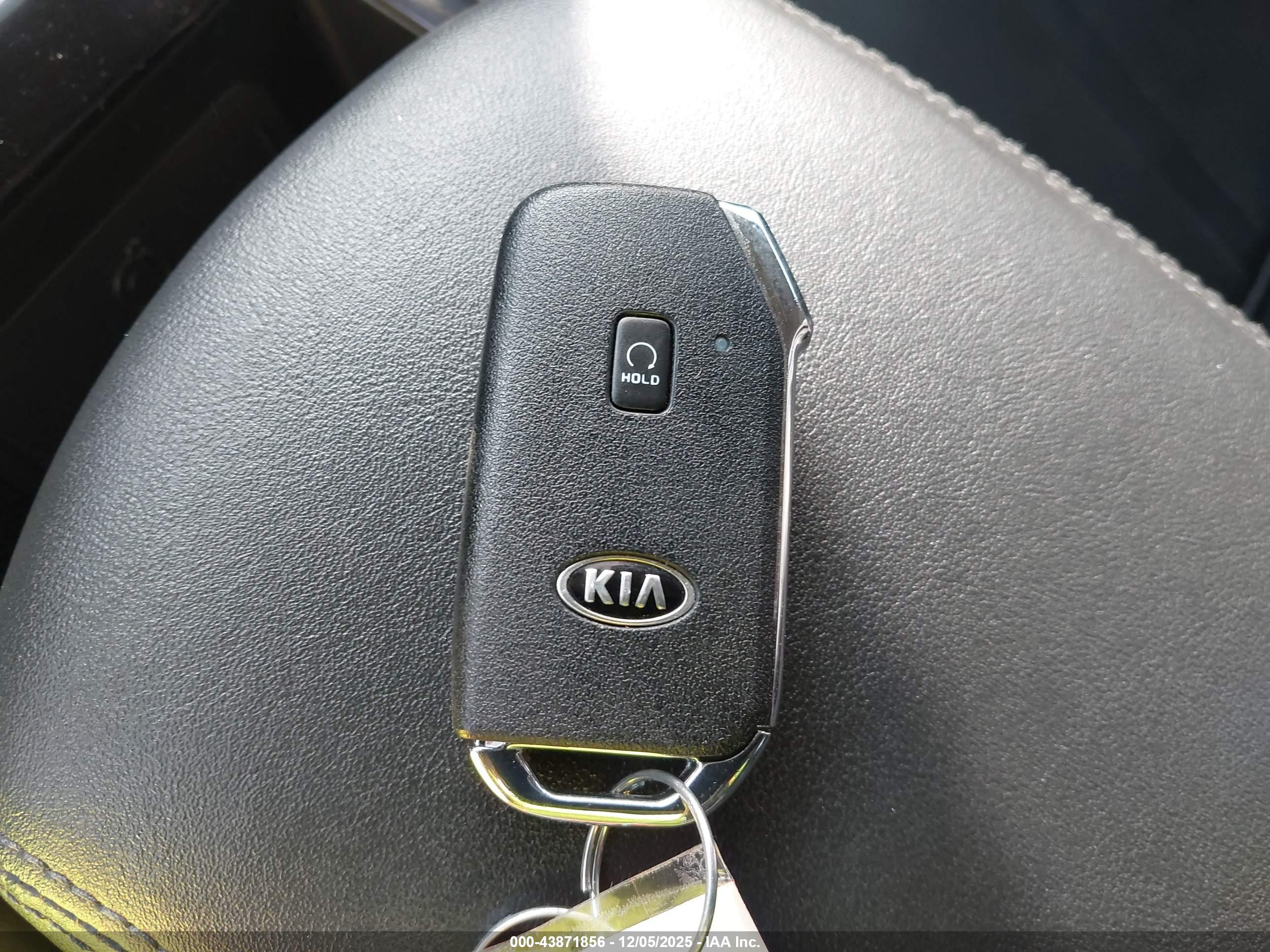KIA K5 image 11