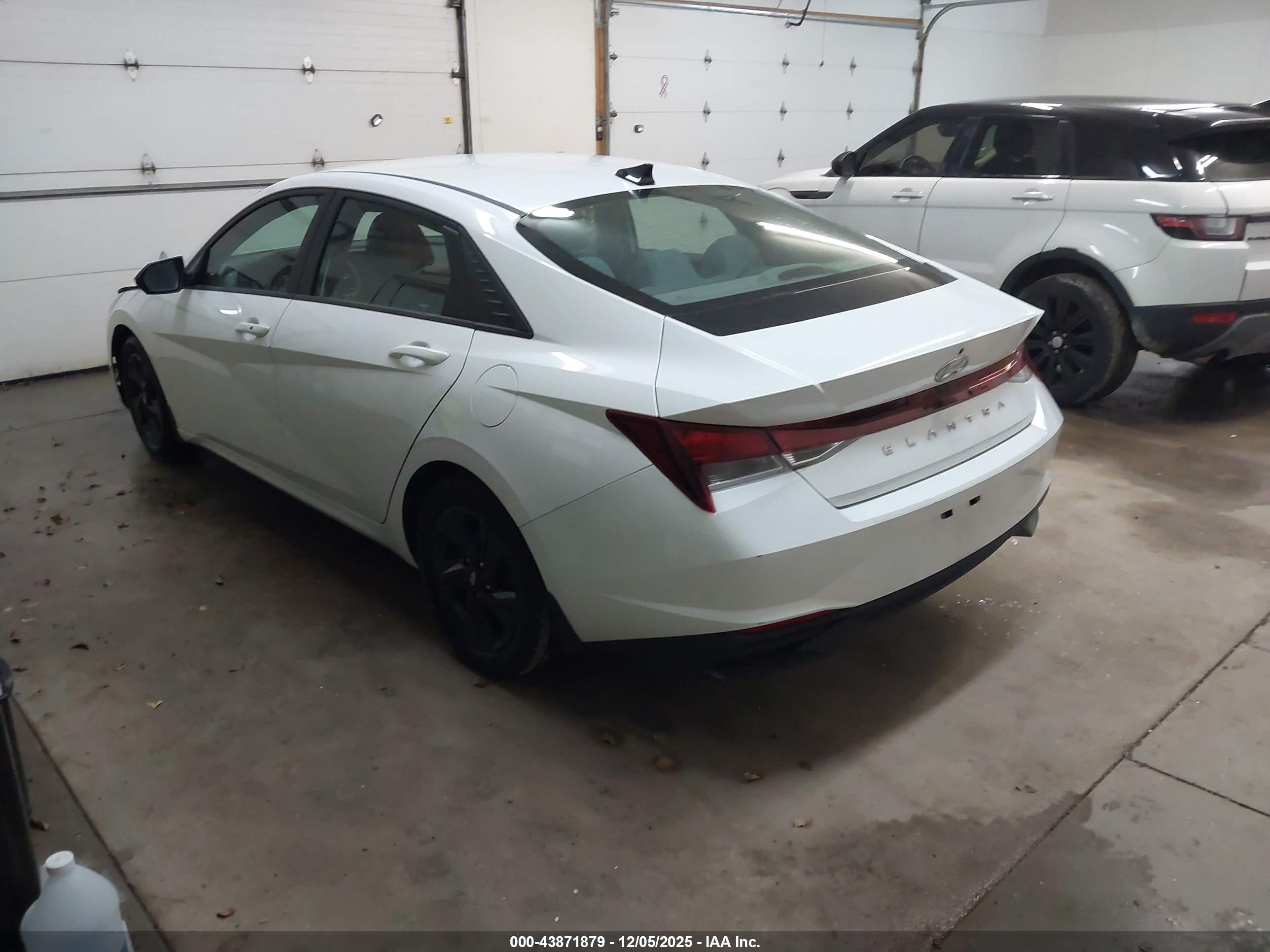 HYUNDAI ELANTRA image 3