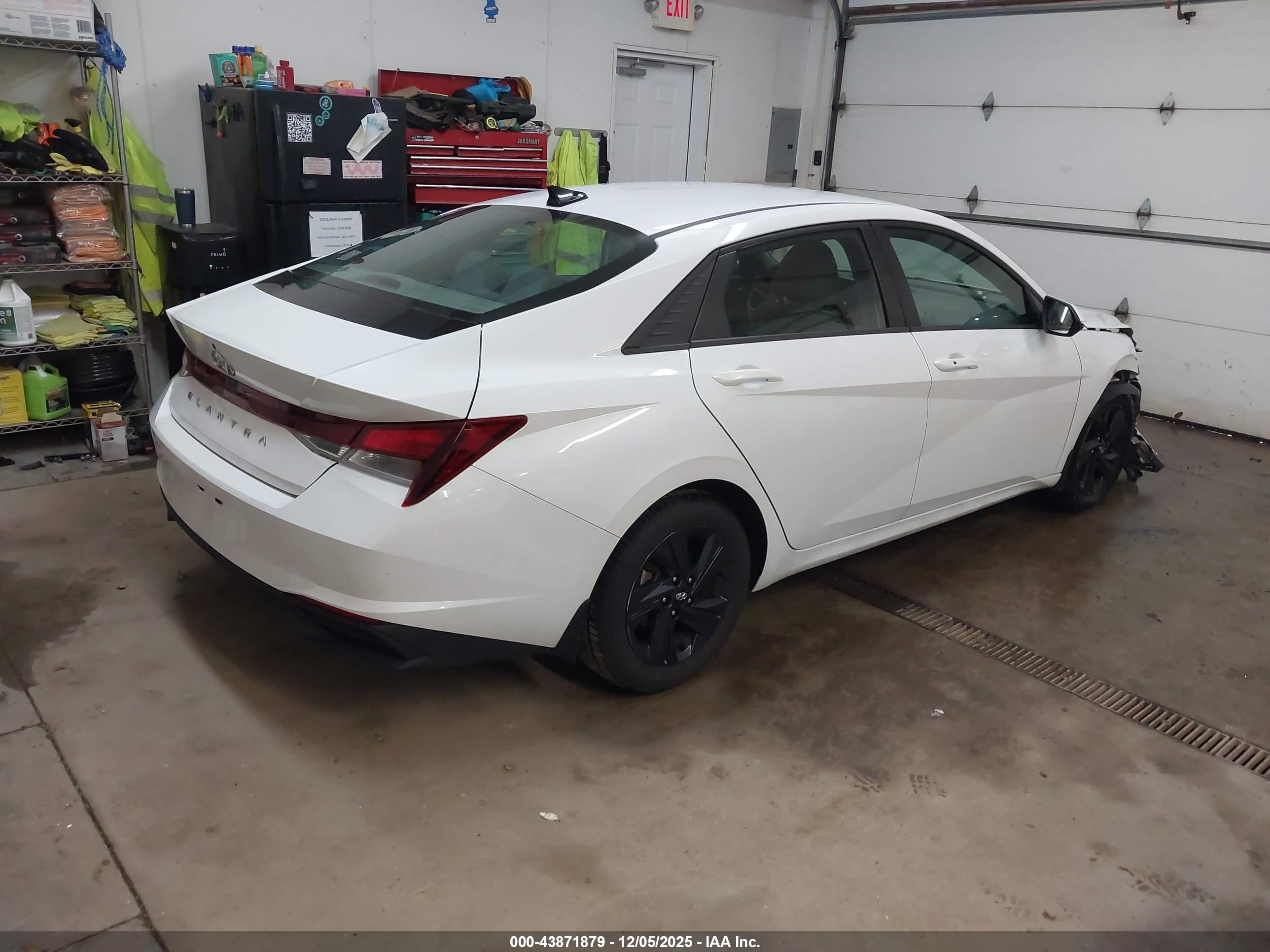 HYUNDAI ELANTRA image 4