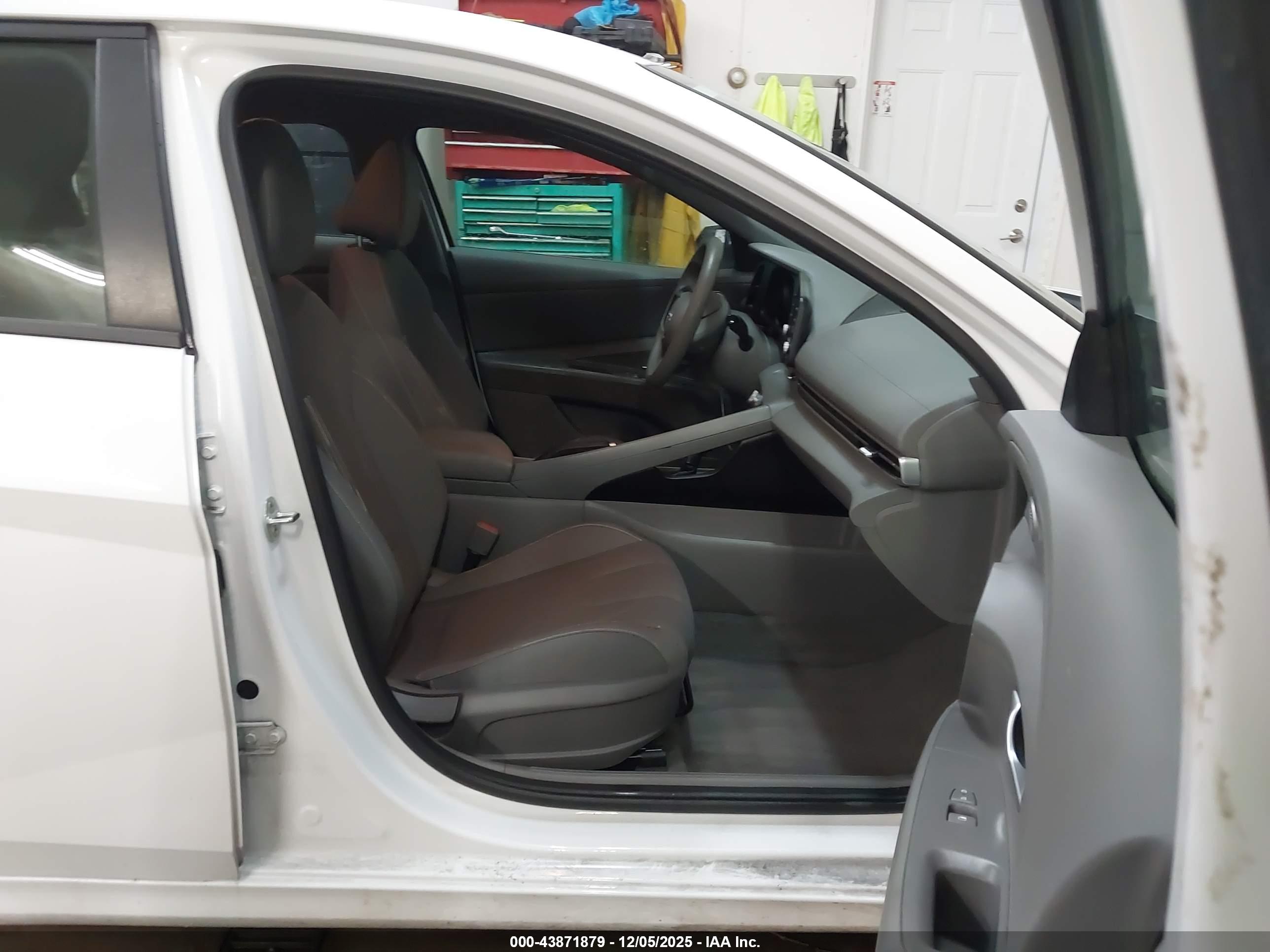 HYUNDAI ELANTRA image 5
