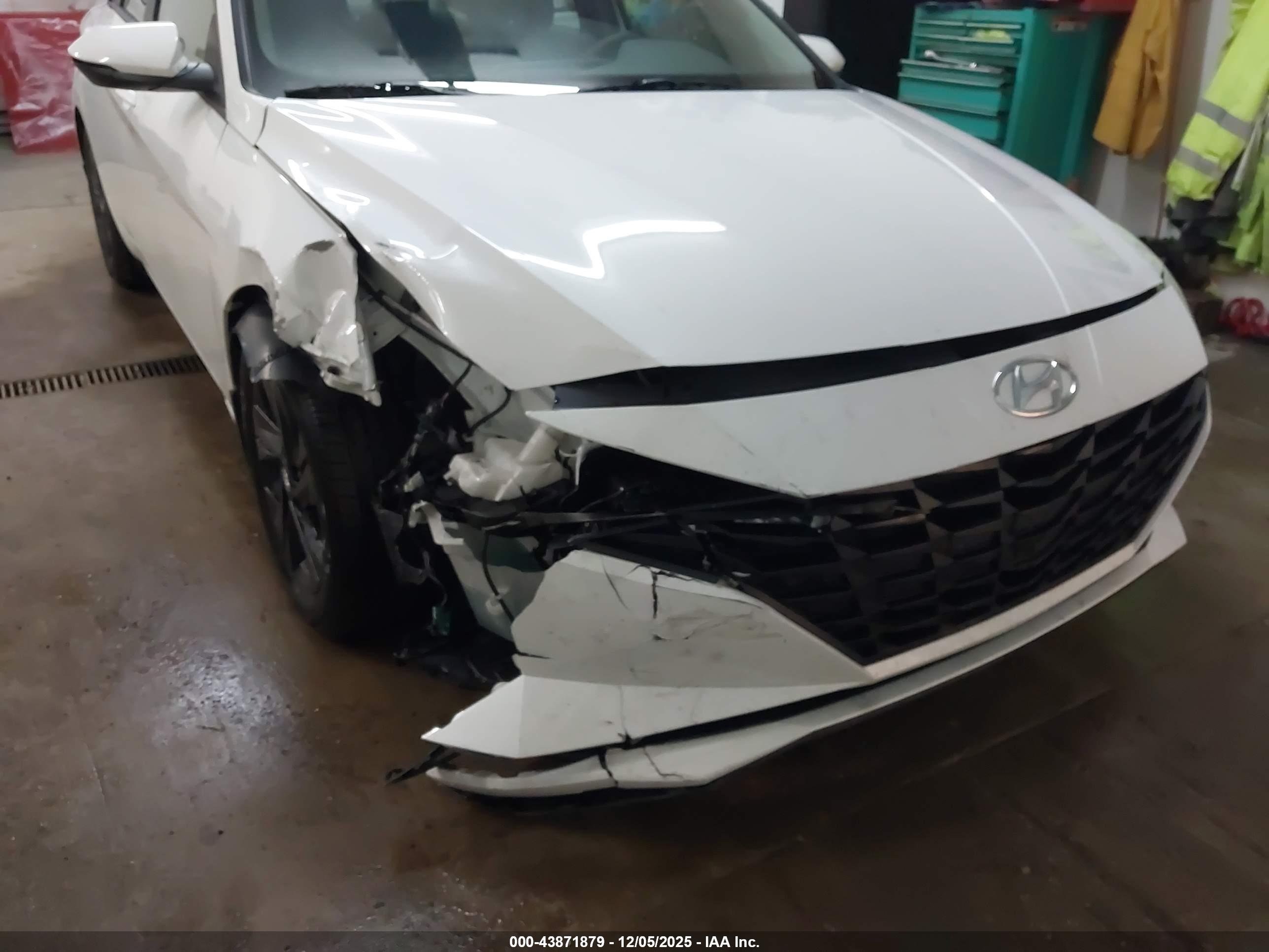 HYUNDAI ELANTRA image 6