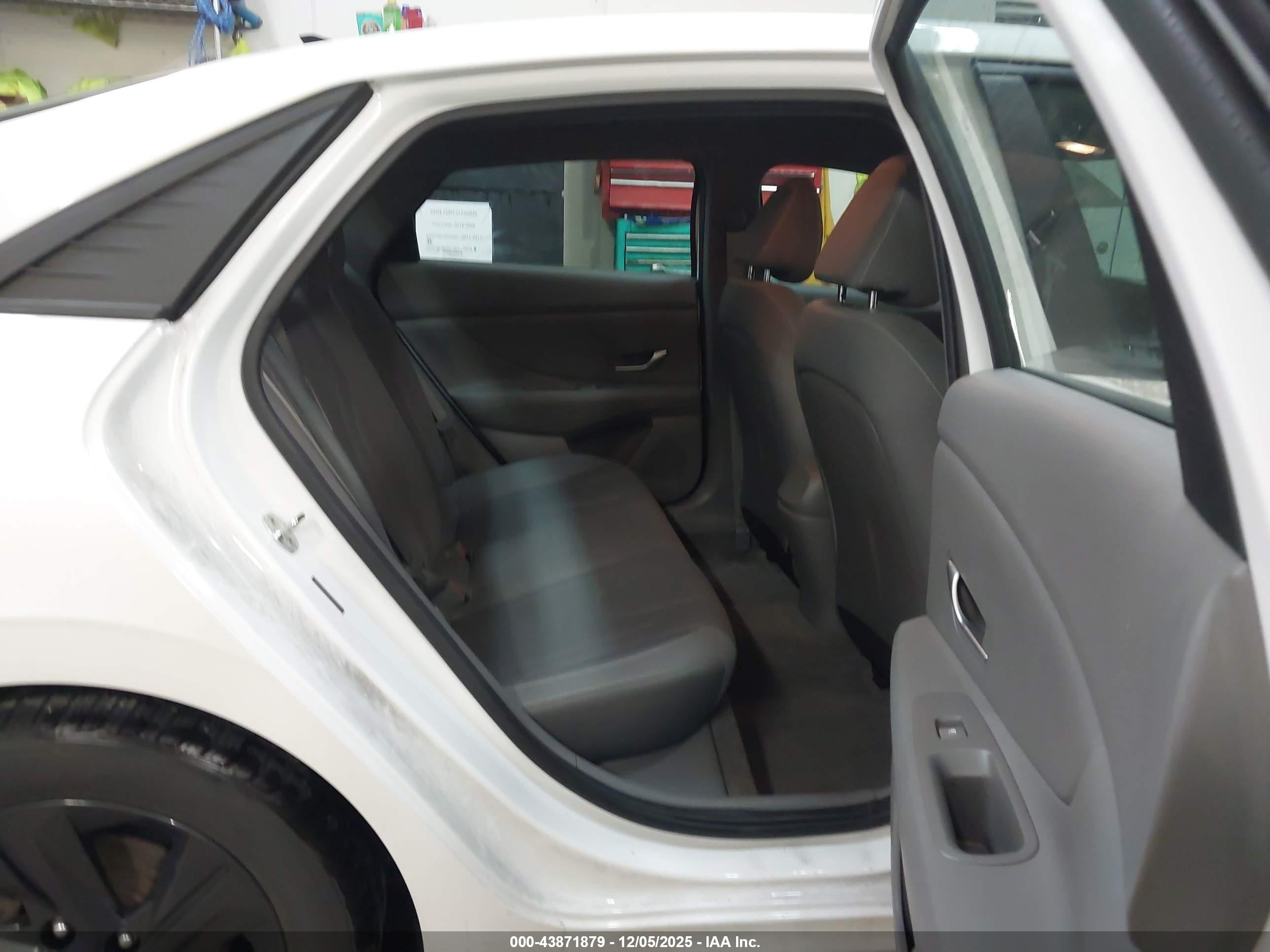 HYUNDAI ELANTRA image 8