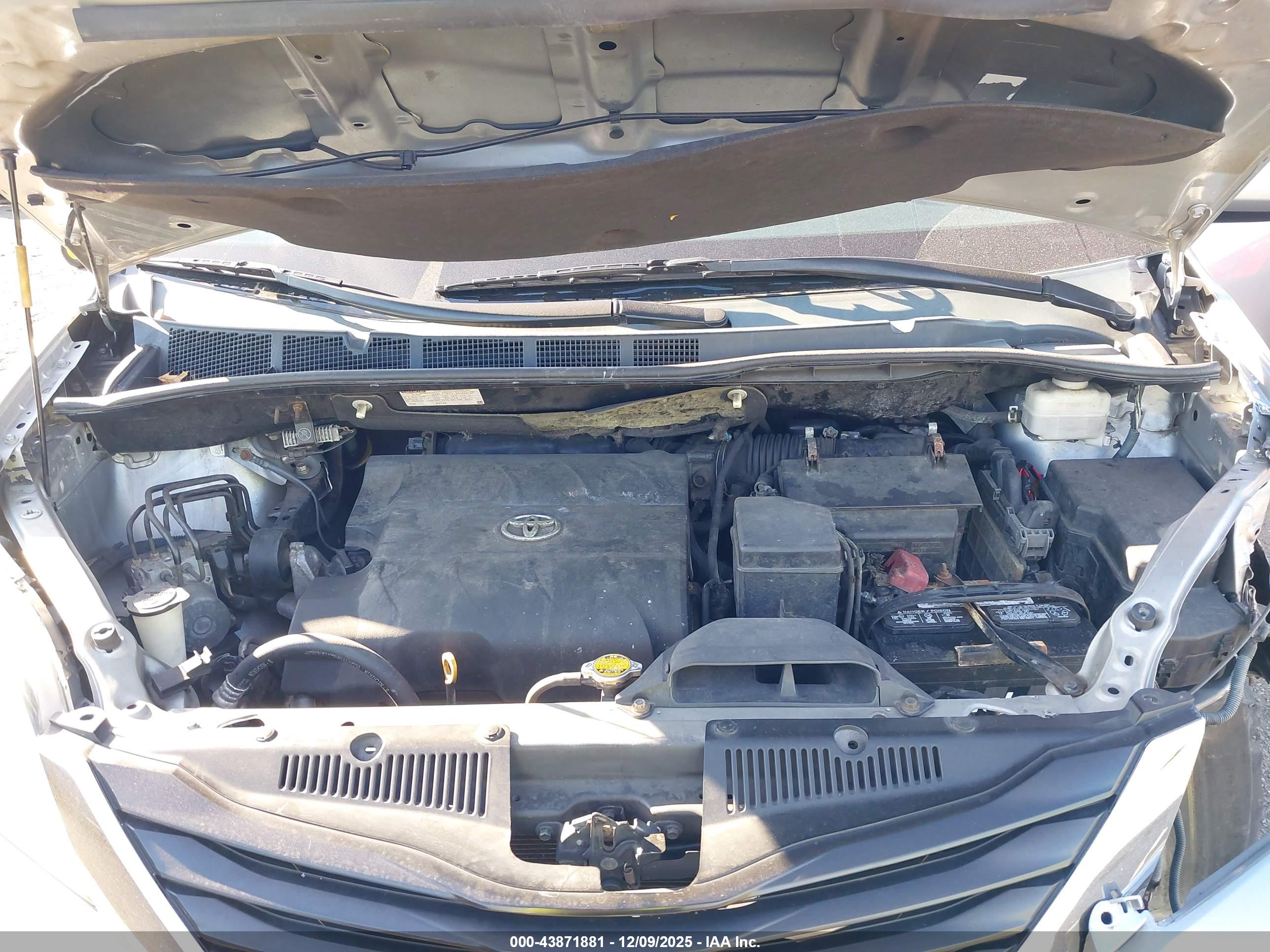 TOYOTA SIENNA image 10