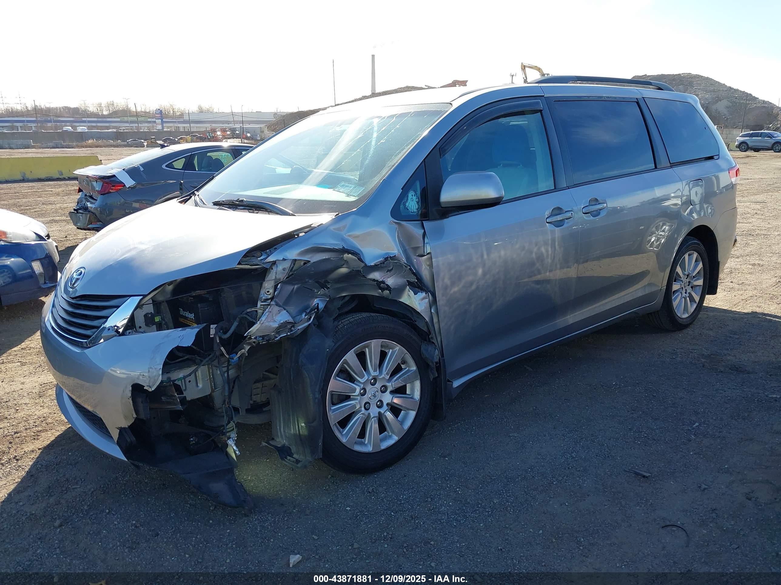 TOYOTA SIENNA image 2
