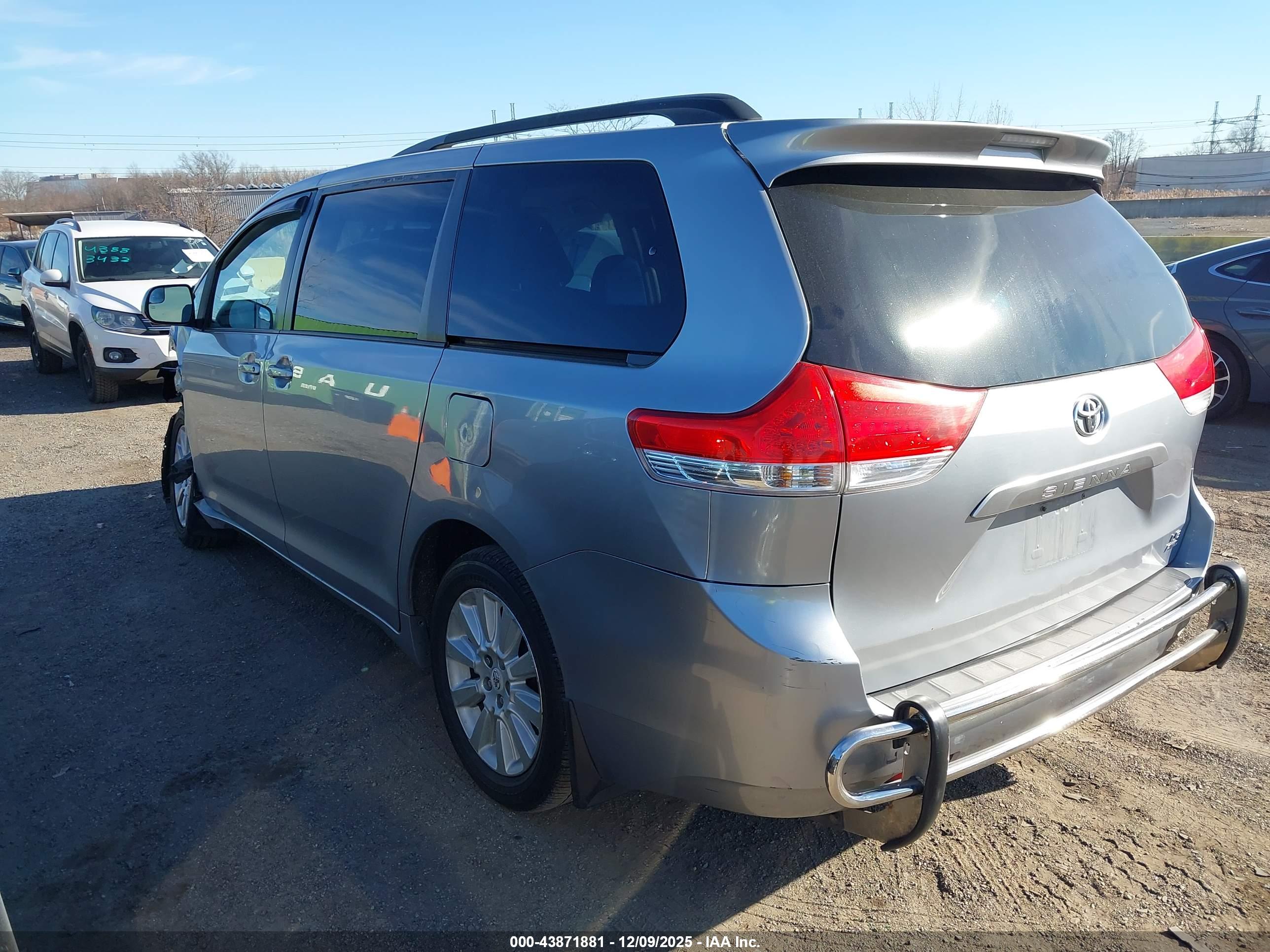 TOYOTA SIENNA image 3