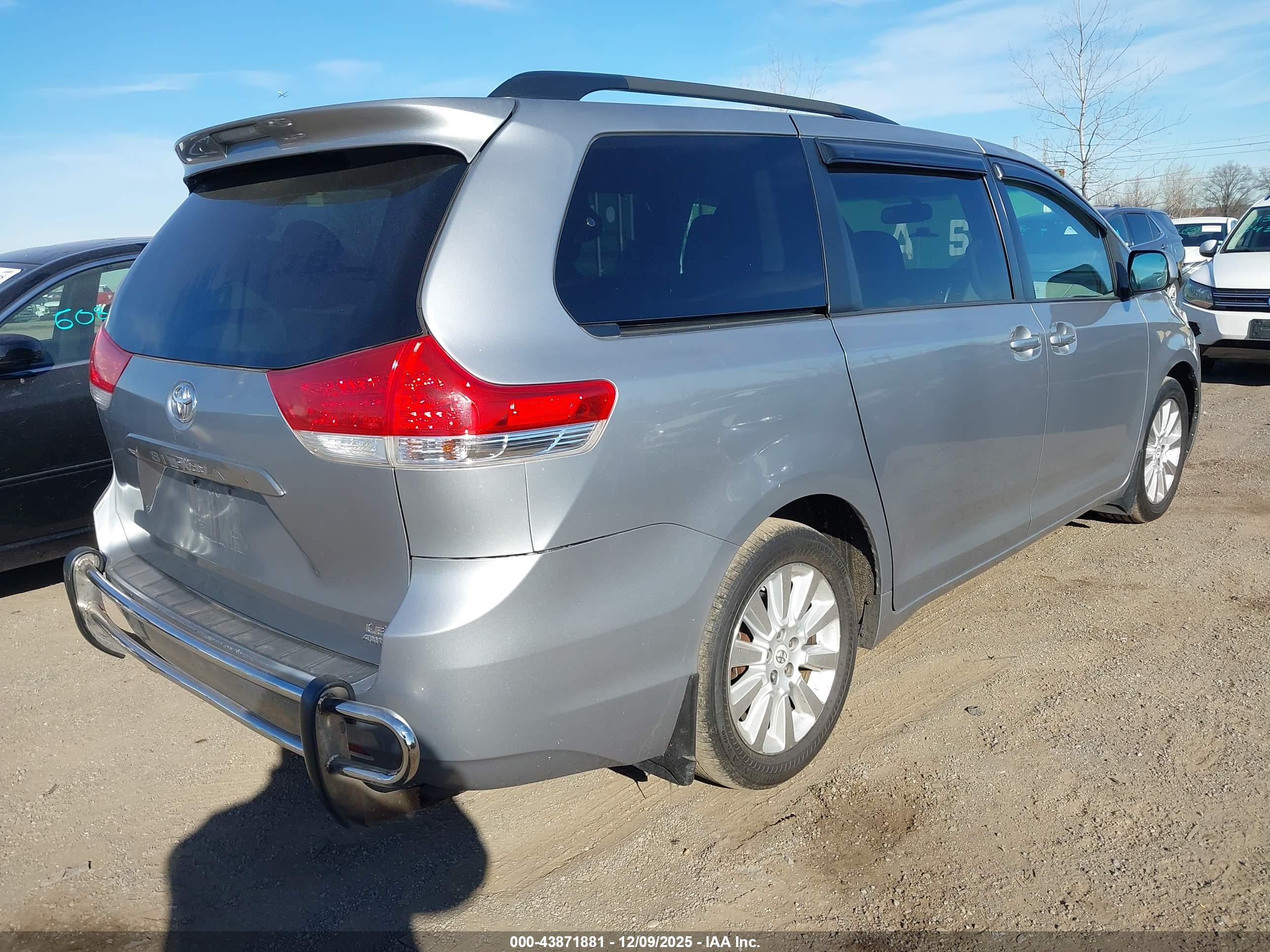 TOYOTA SIENNA image 4