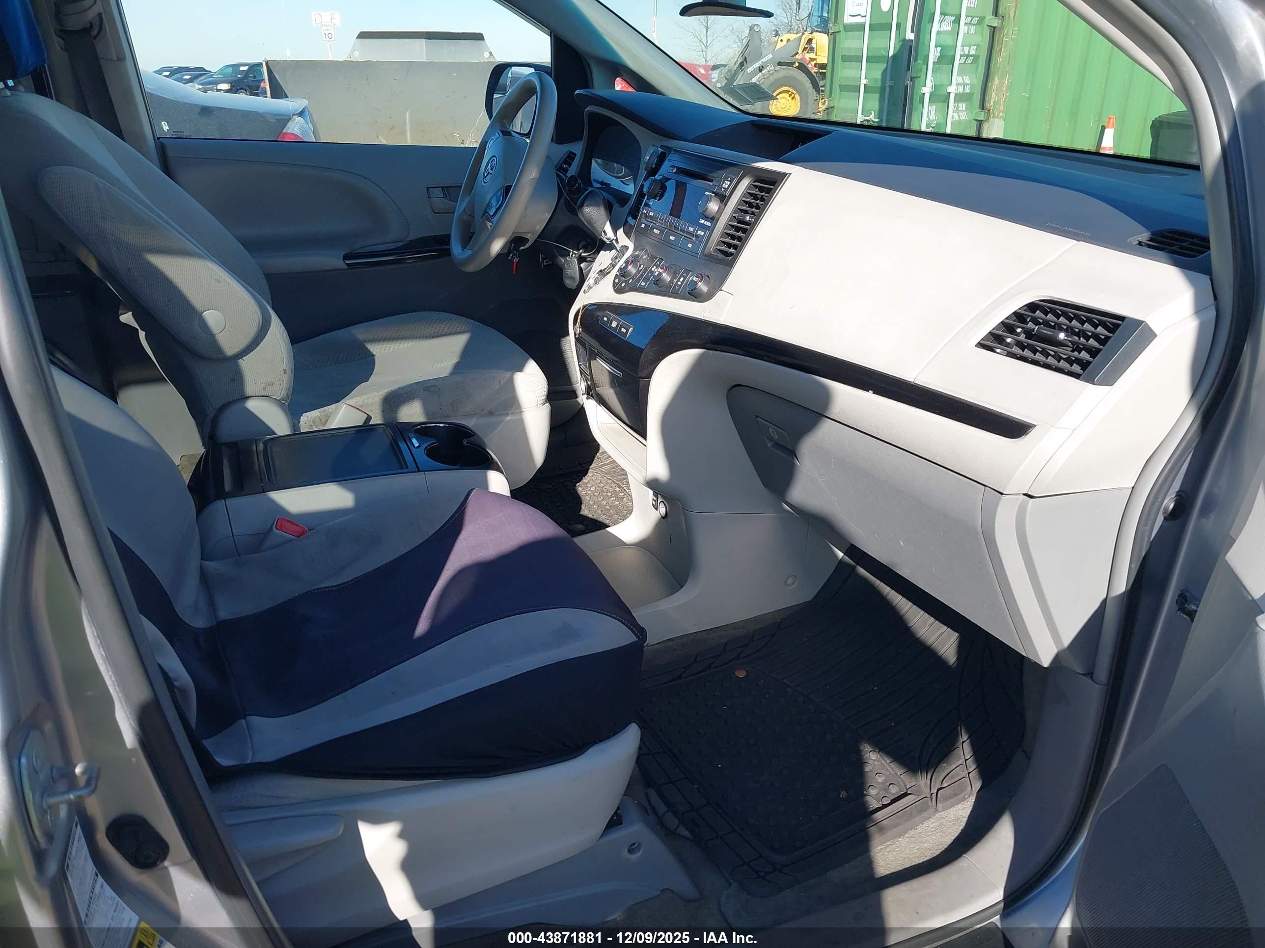 TOYOTA SIENNA image 5