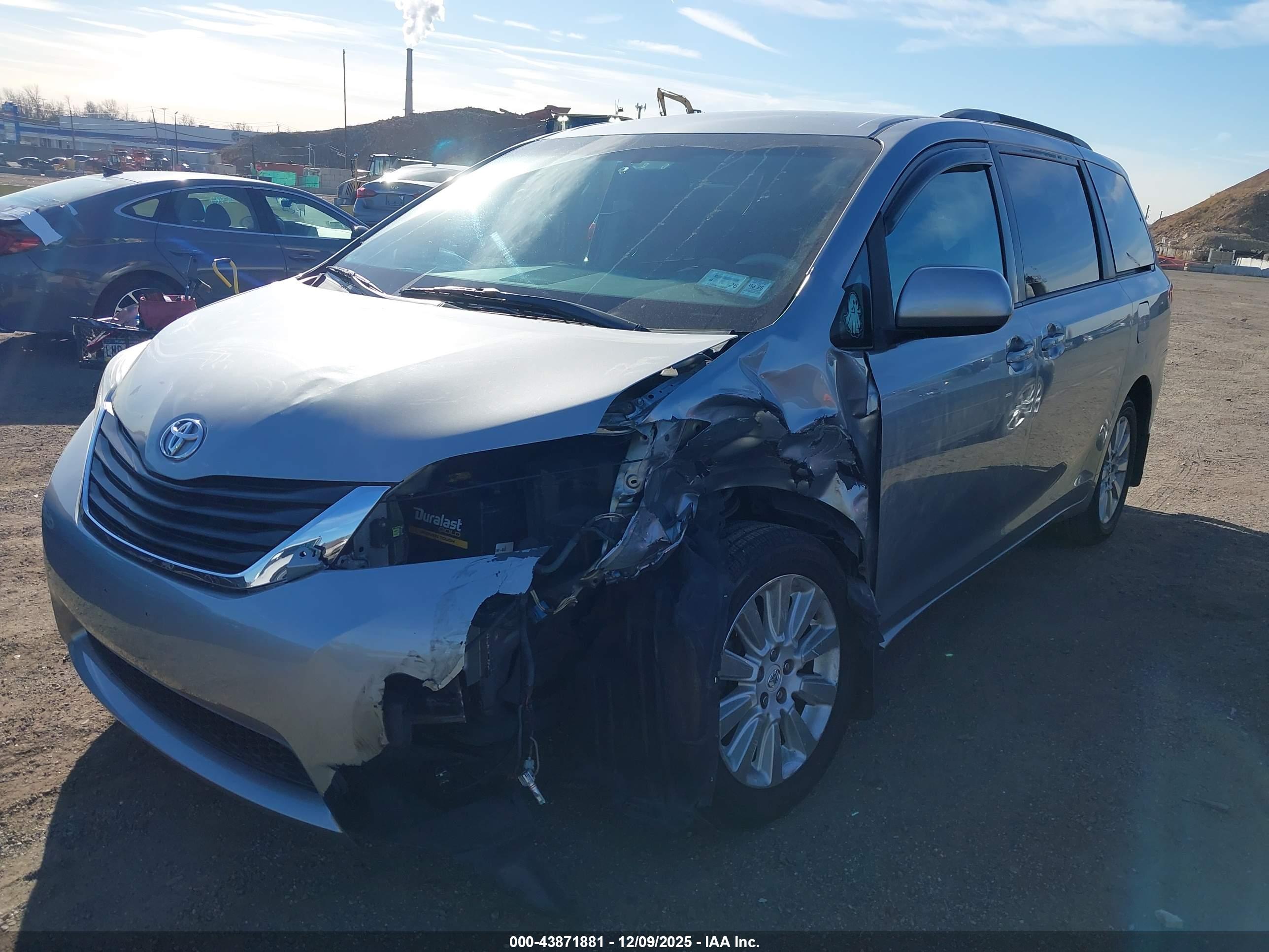 TOYOTA SIENNA image 6