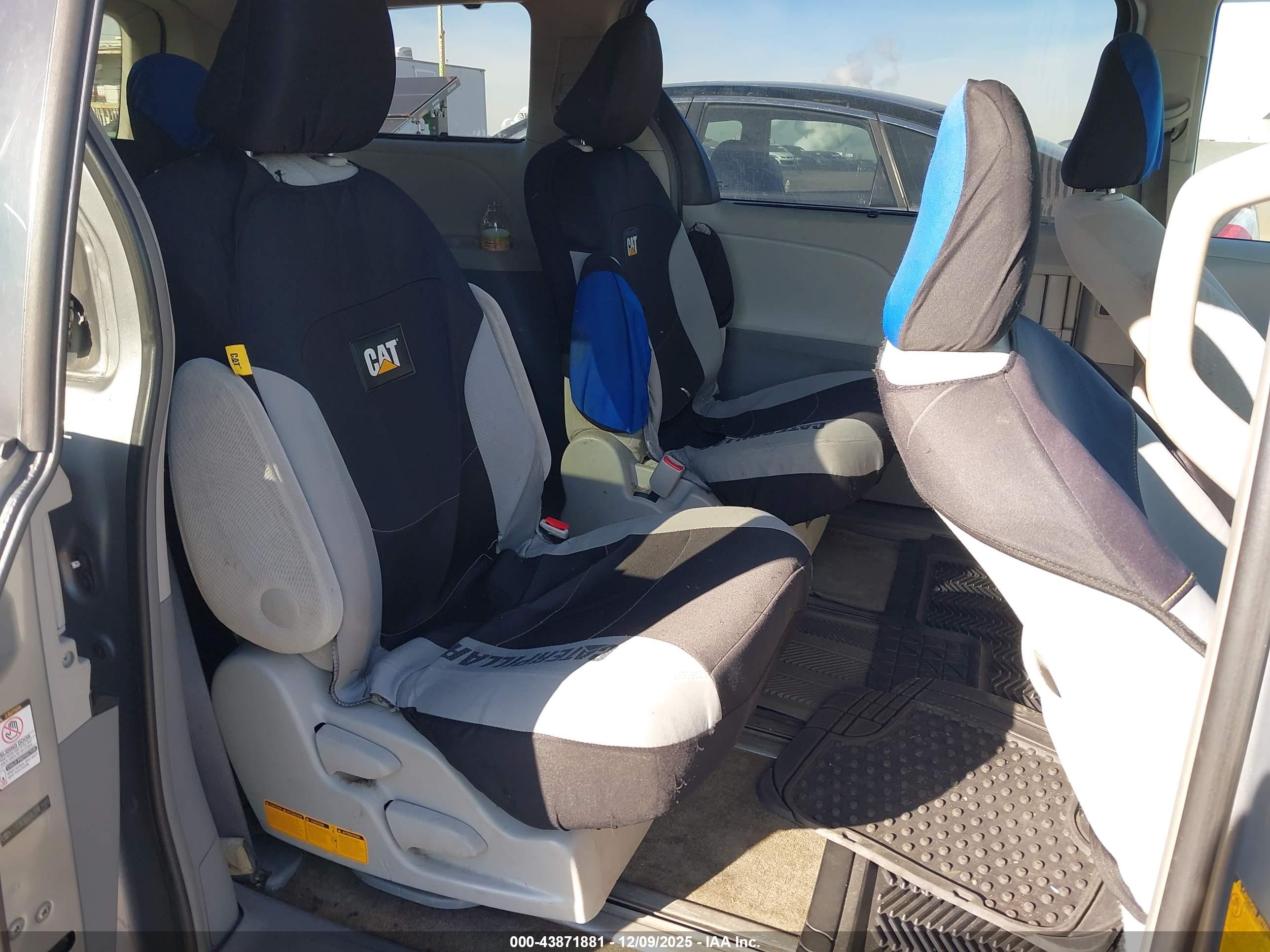 TOYOTA SIENNA image 8