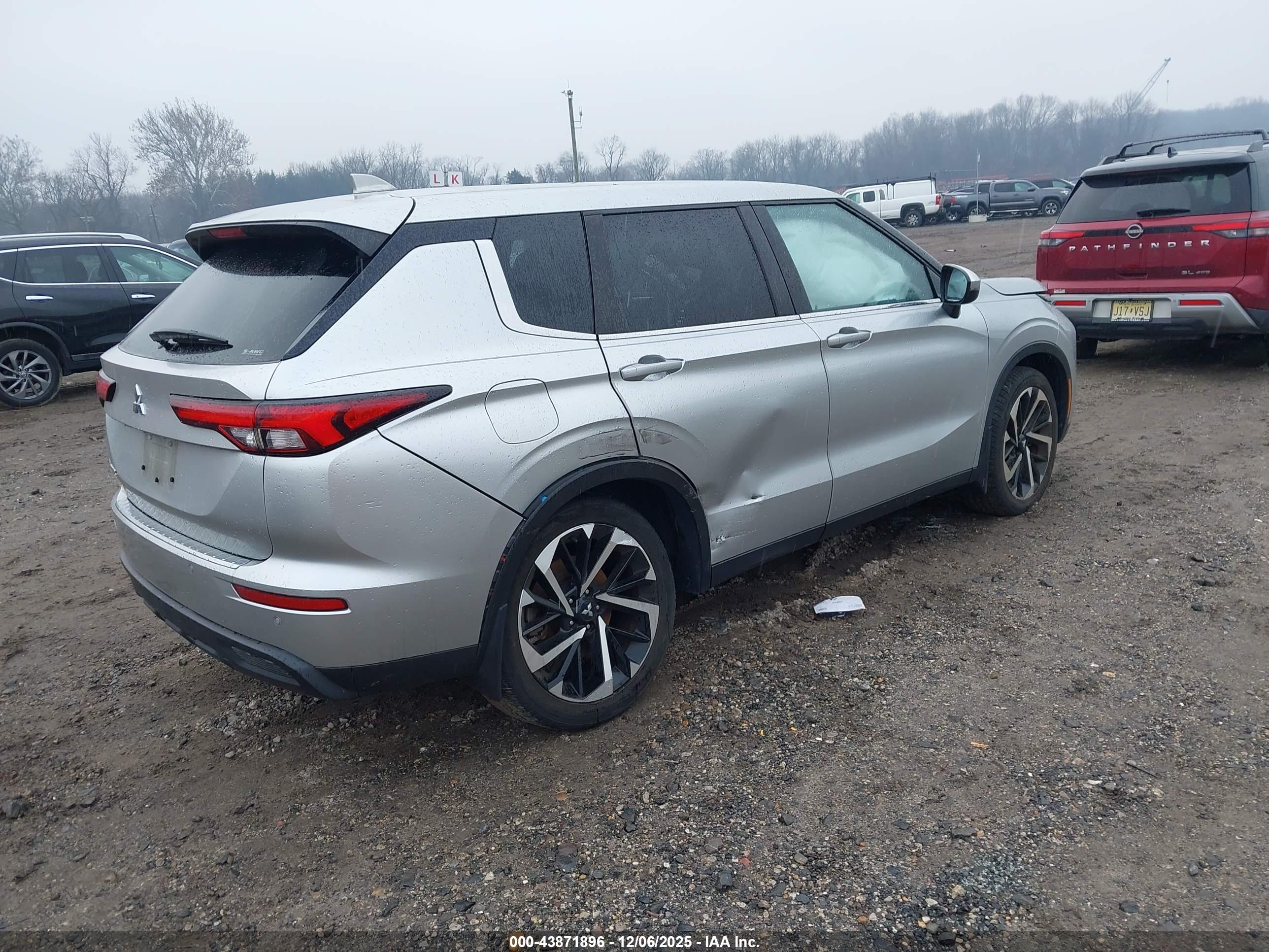 MITSUBISHI OUTLANDER image 4