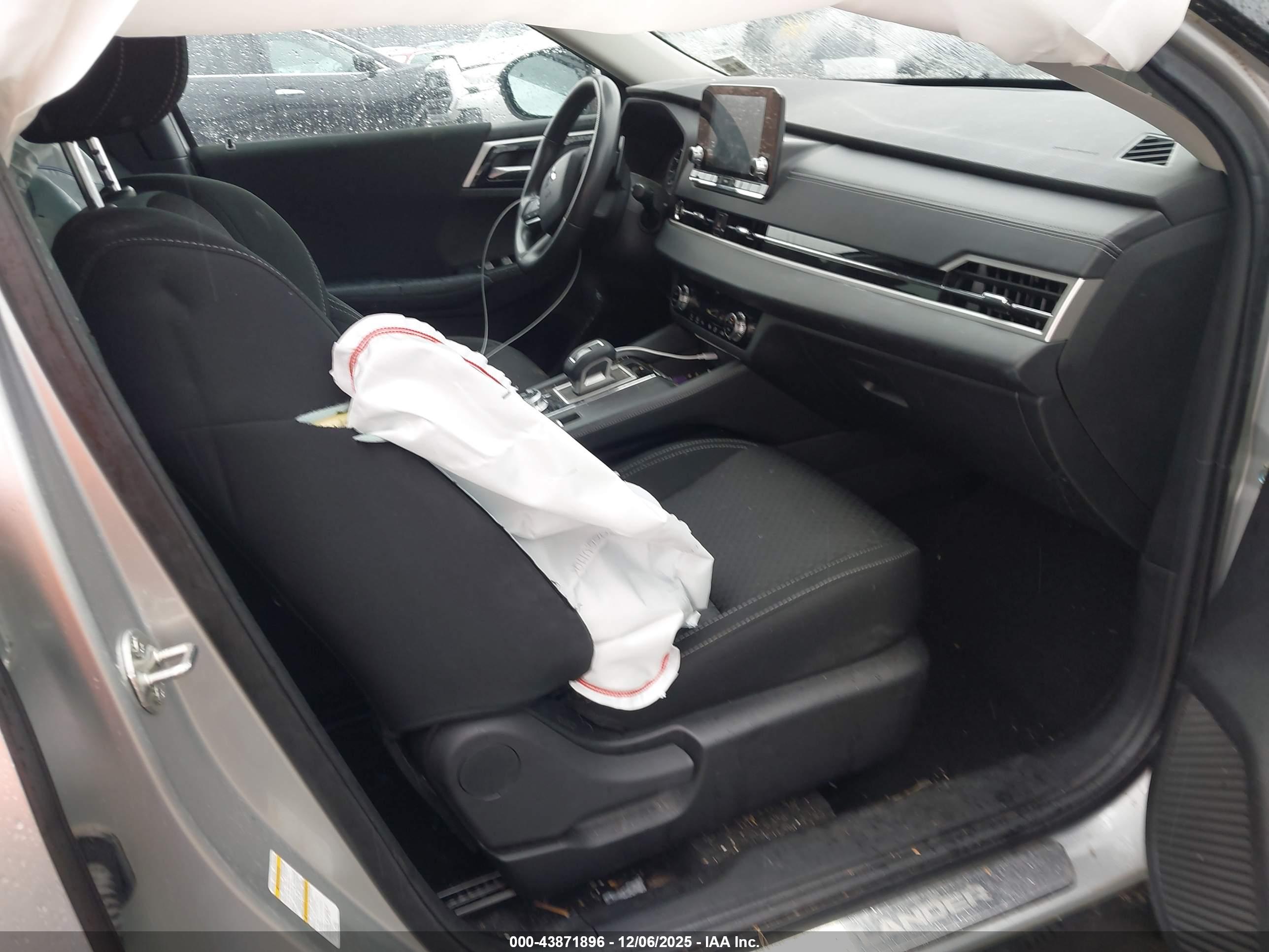 MITSUBISHI OUTLANDER image 5