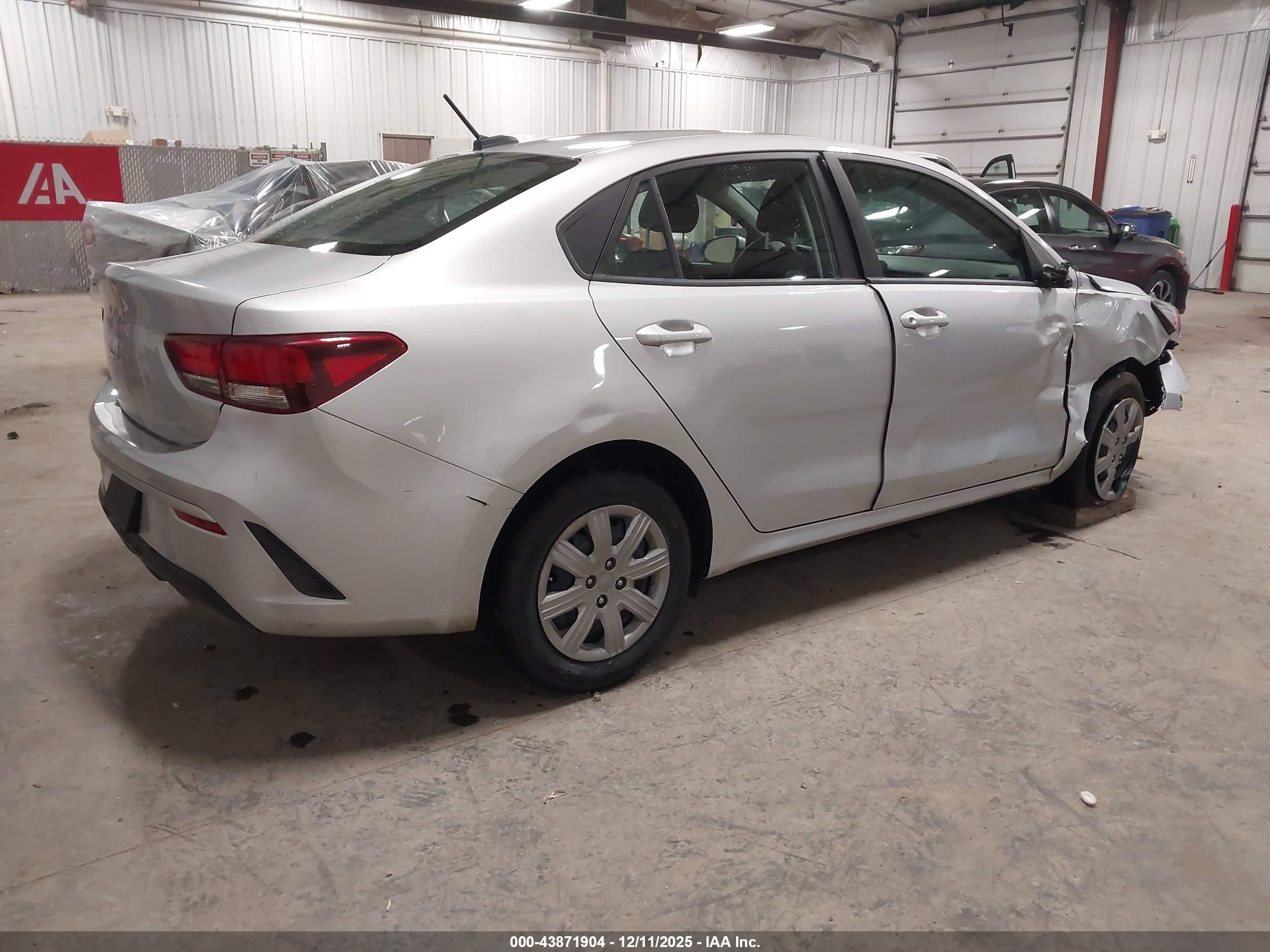 KIA RIO image 4