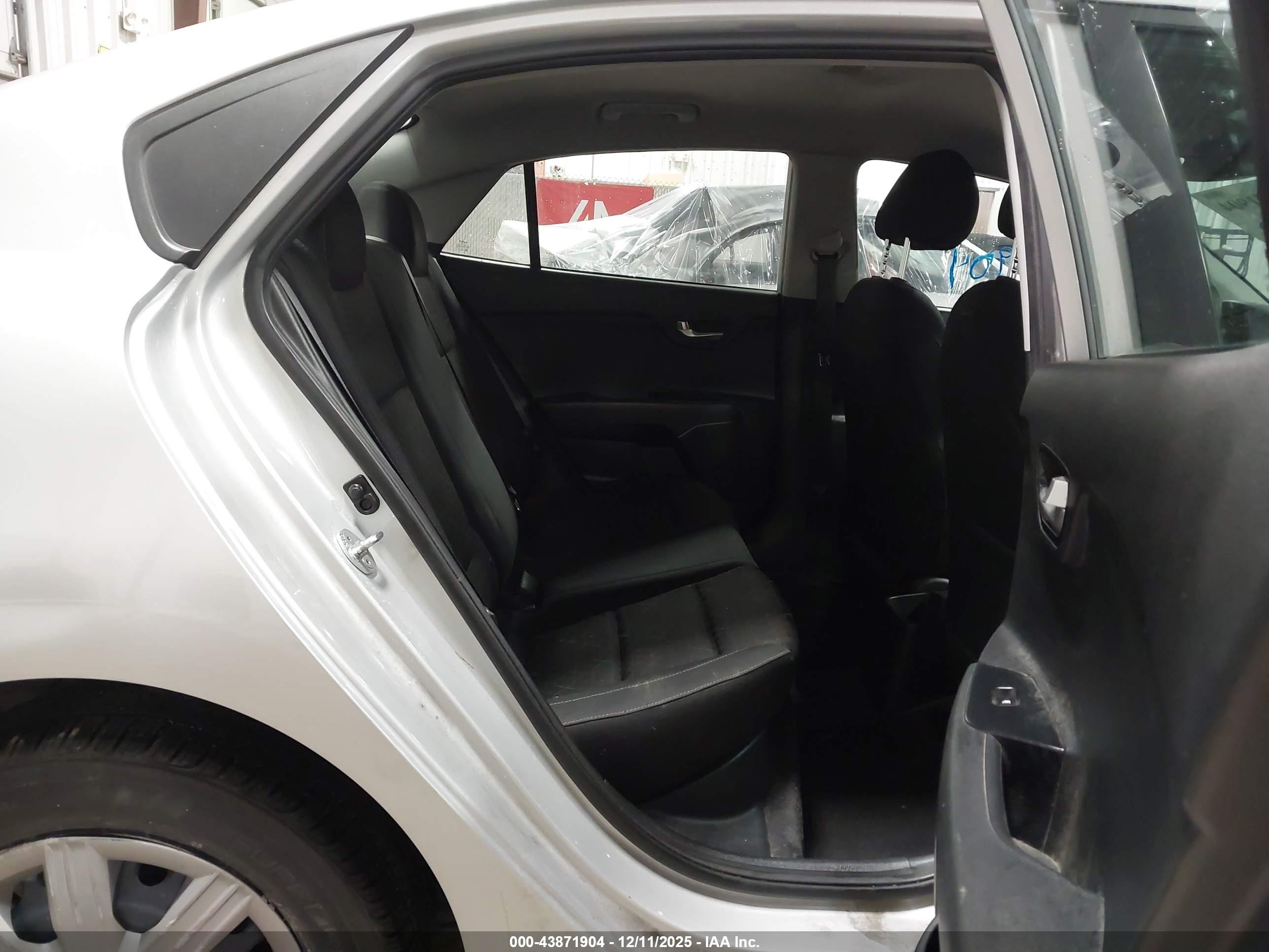 KIA RIO image 8