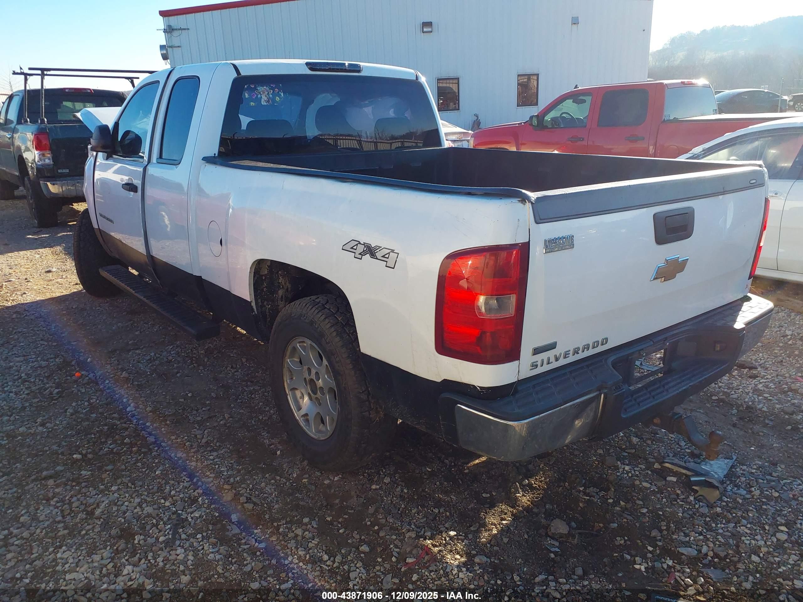 CHEVROLET SILVERADO image 3