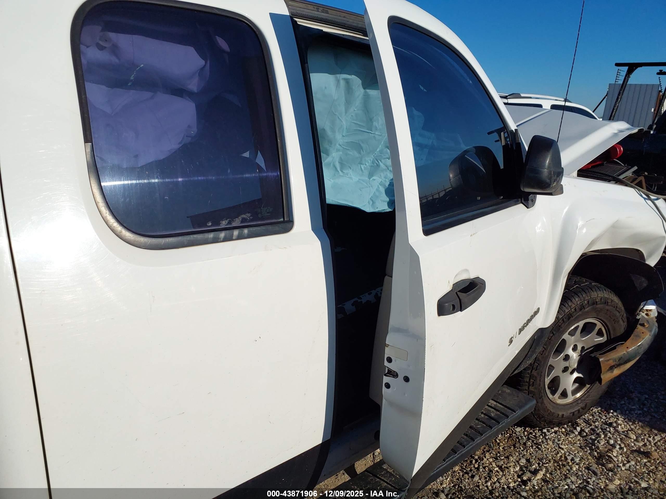 CHEVROLET SILVERADO image 5