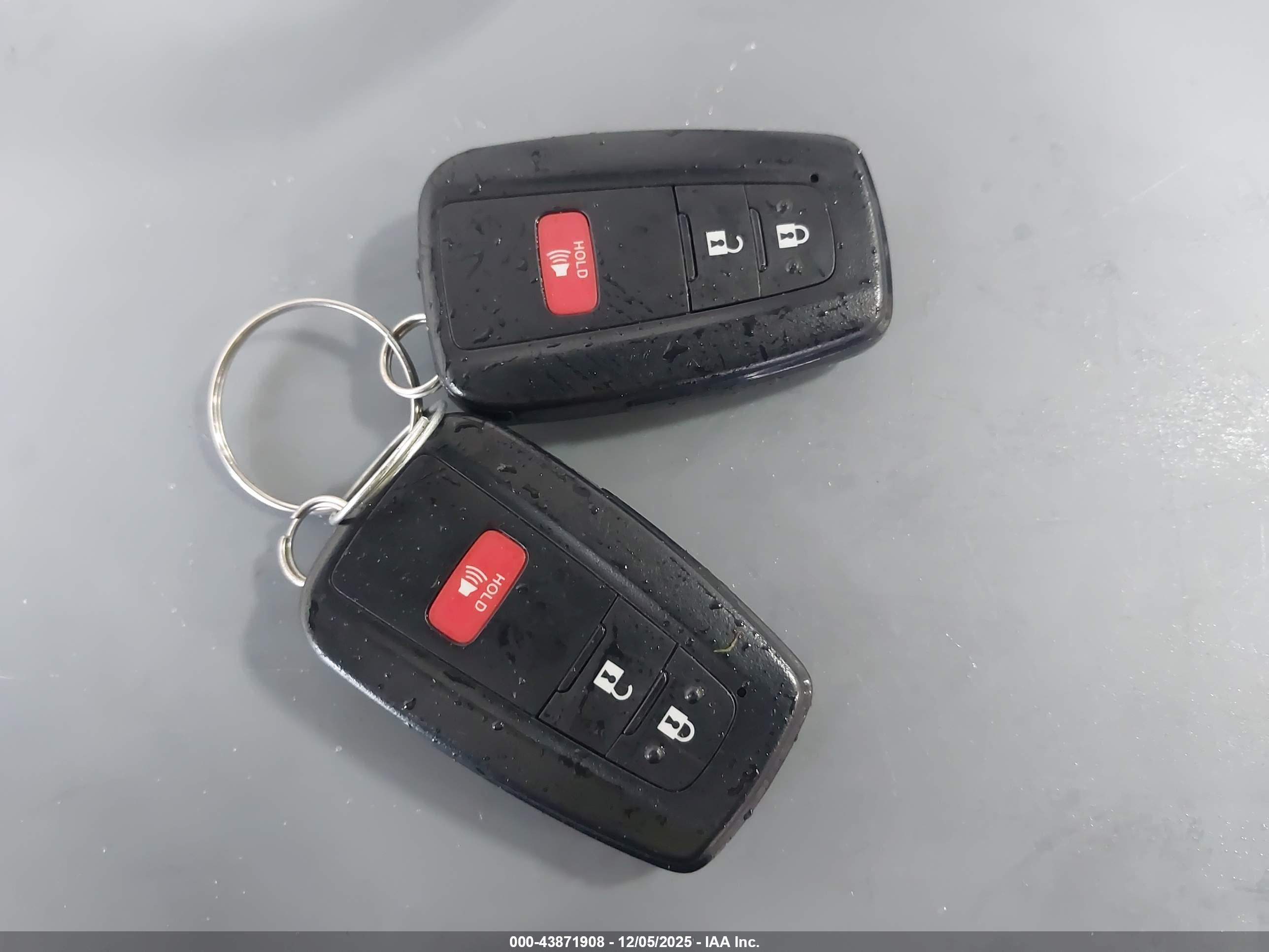 TOYOTA RAV4 image 11