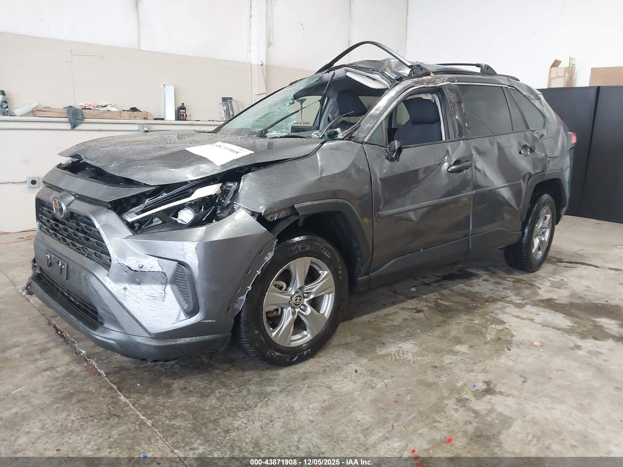 TOYOTA RAV4 image 2