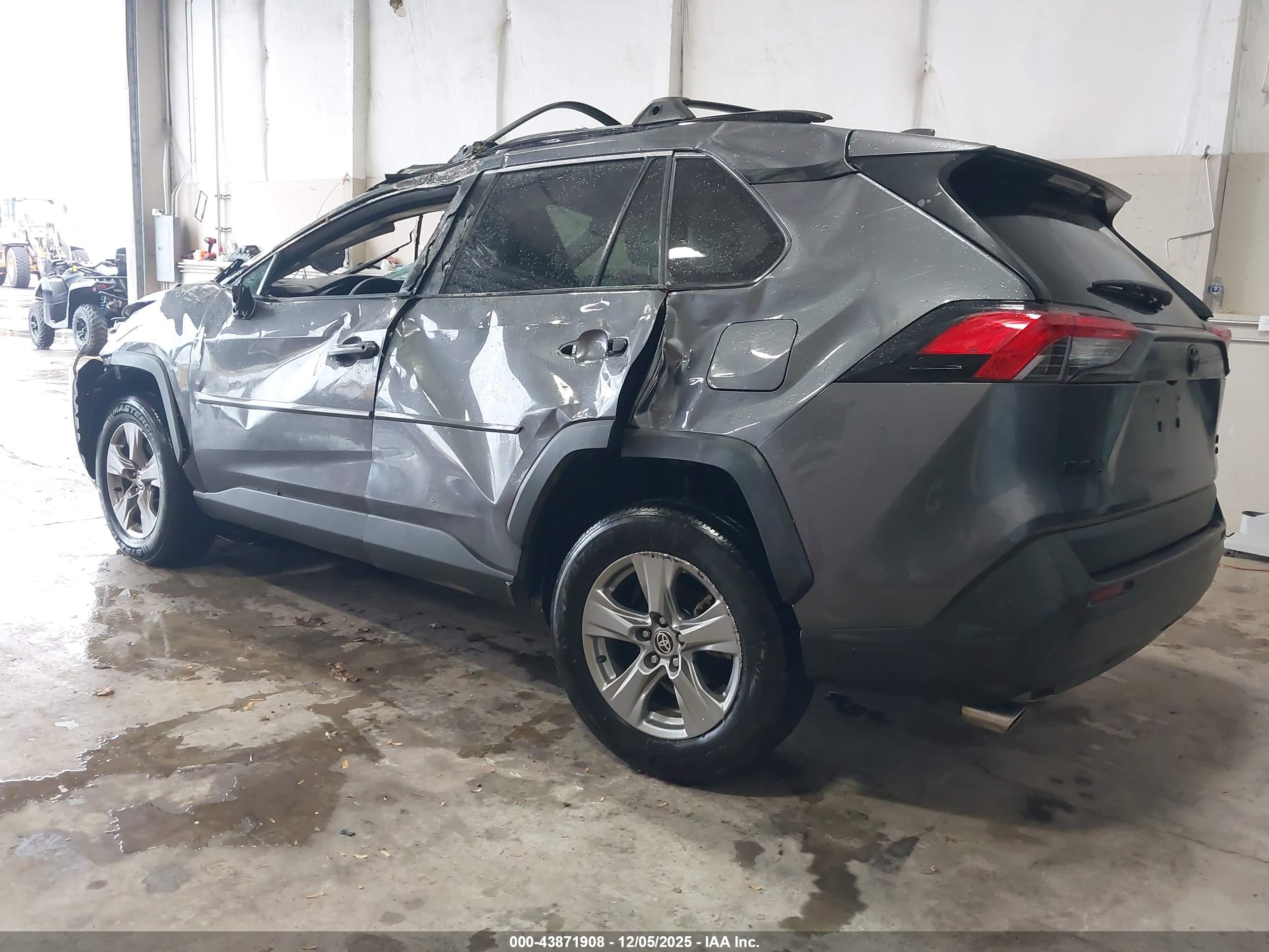 TOYOTA RAV4 image 3