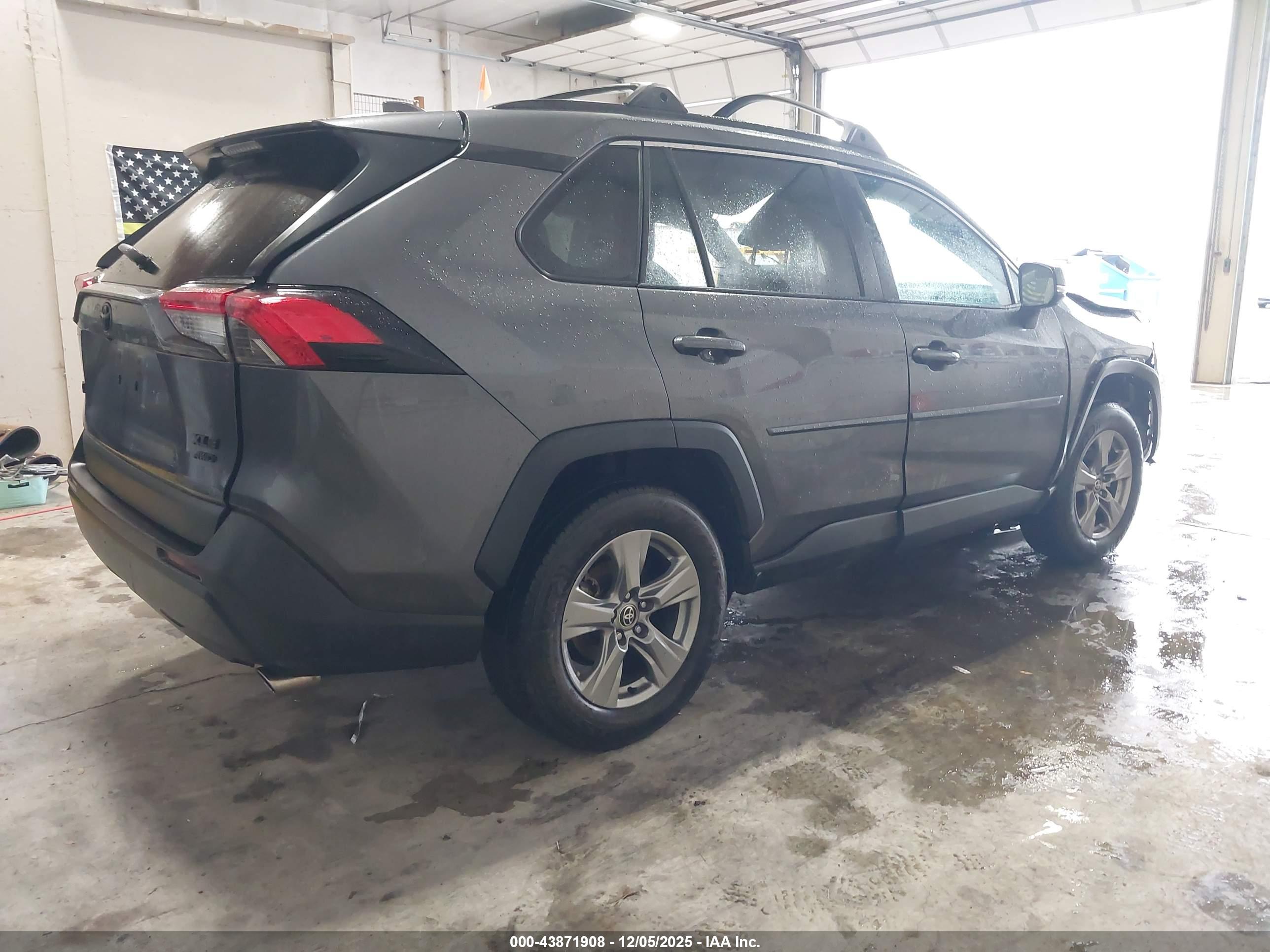TOYOTA RAV4 image 4