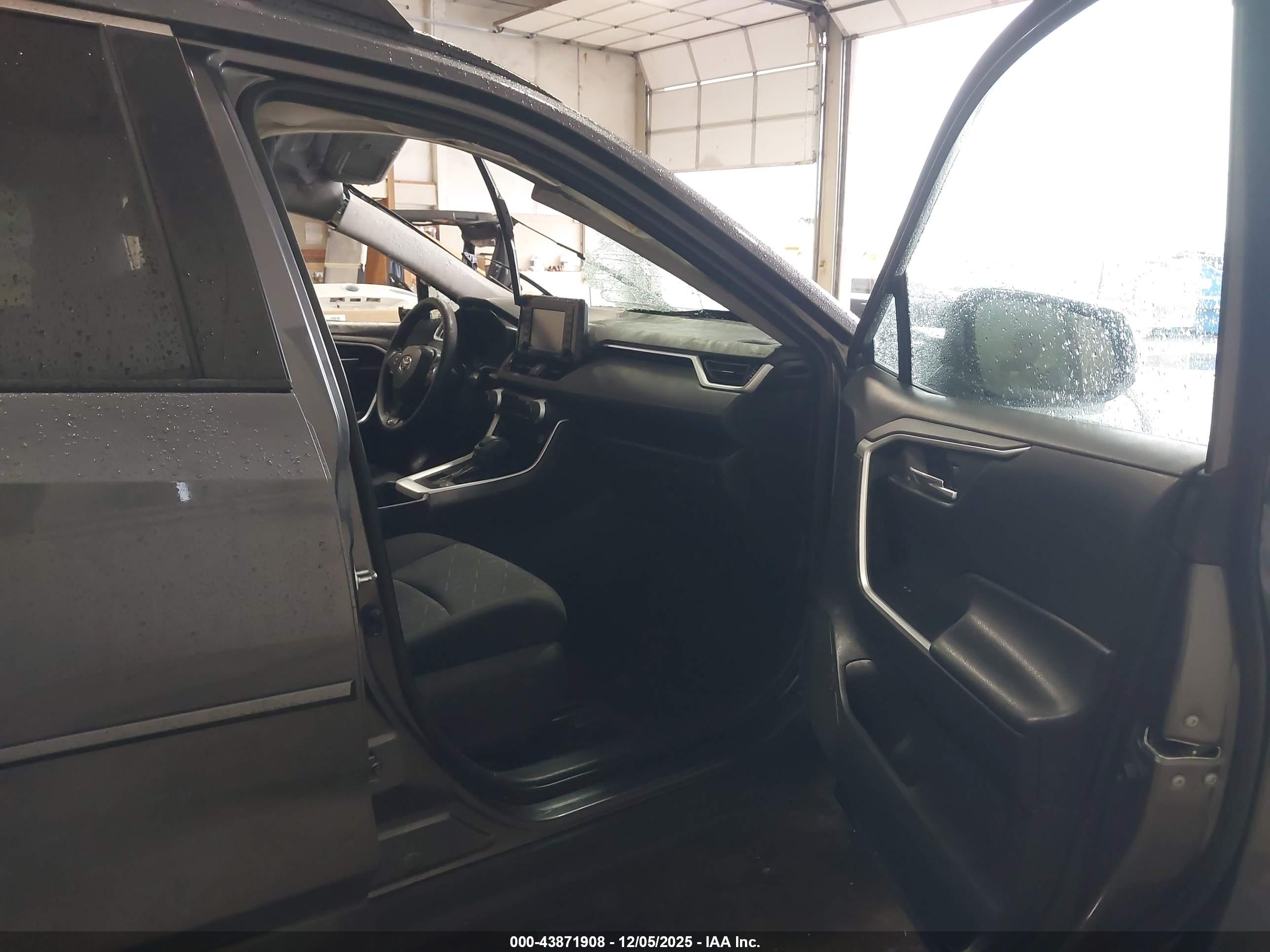 TOYOTA RAV4 image 5