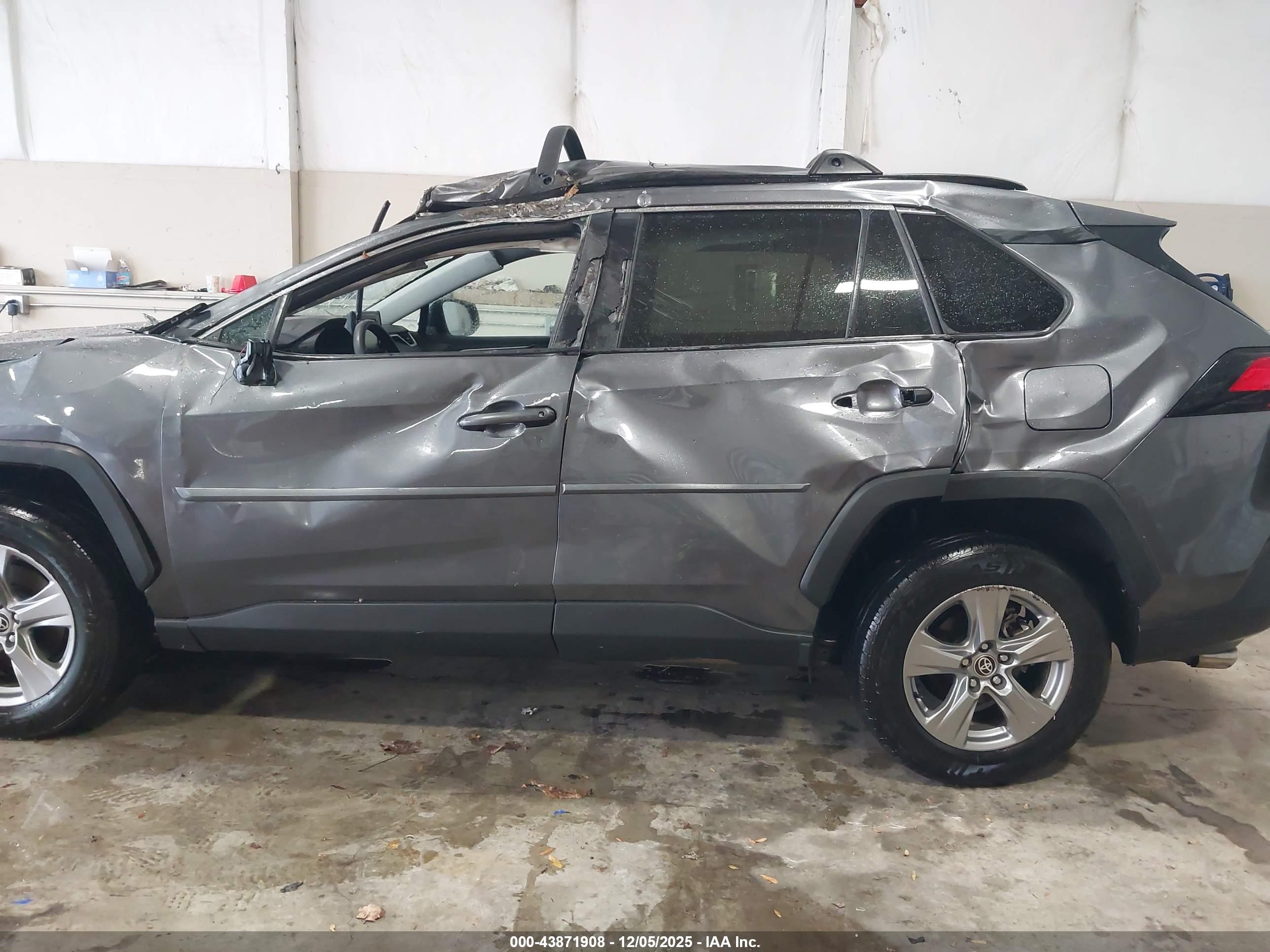 TOYOTA RAV4 image 6