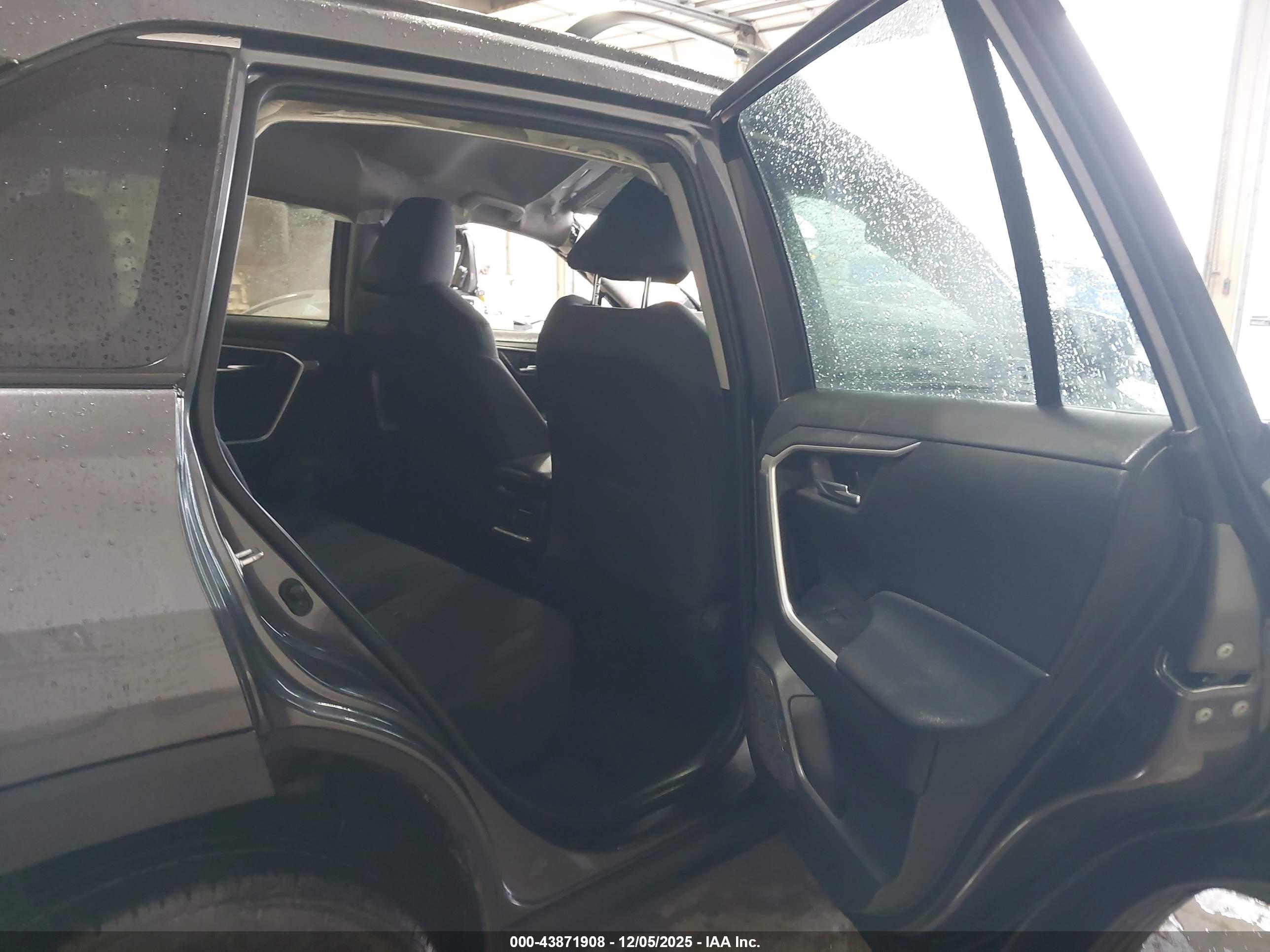 TOYOTA RAV4 image 8