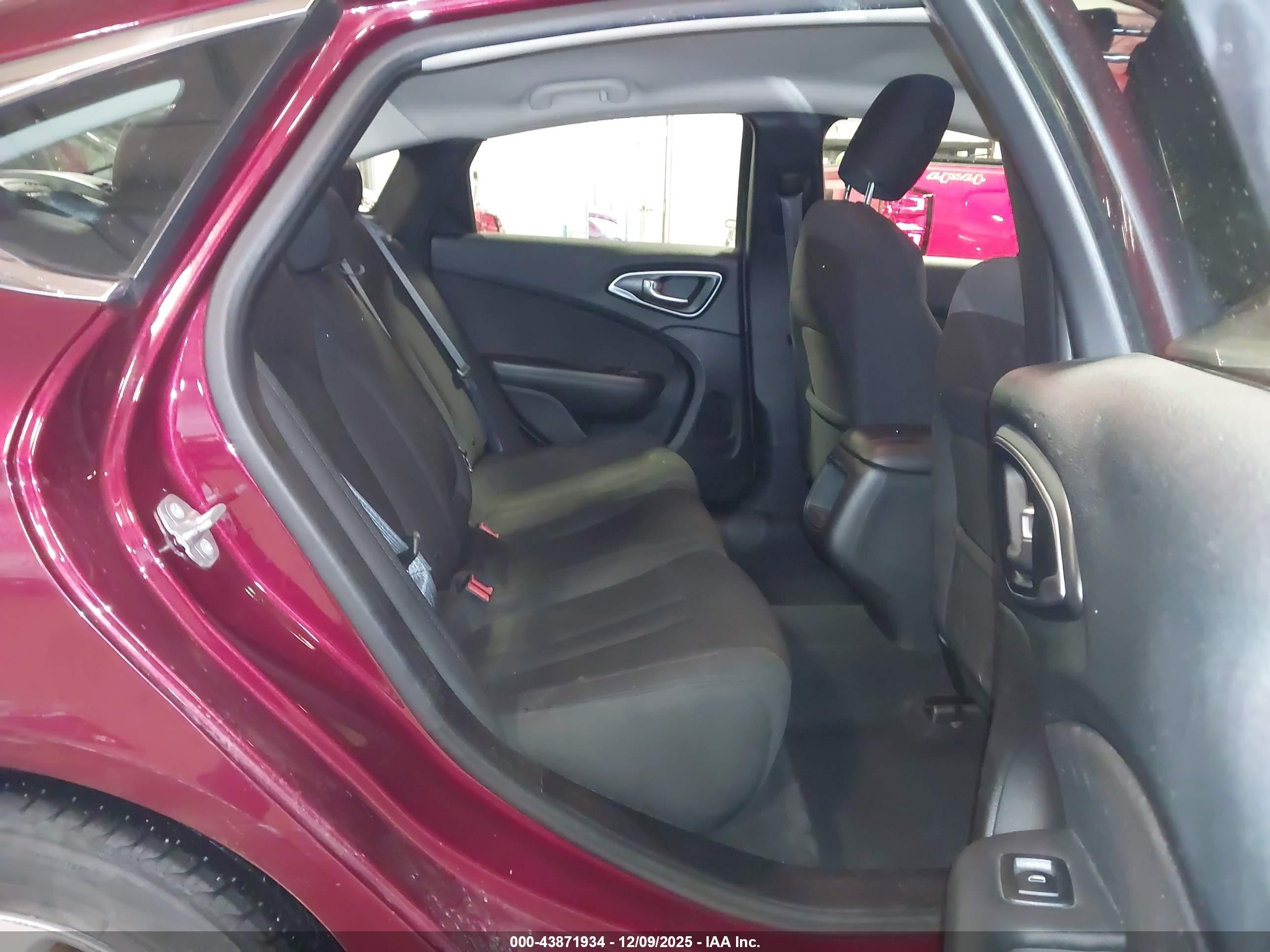 CHRYSLER 200 image 8