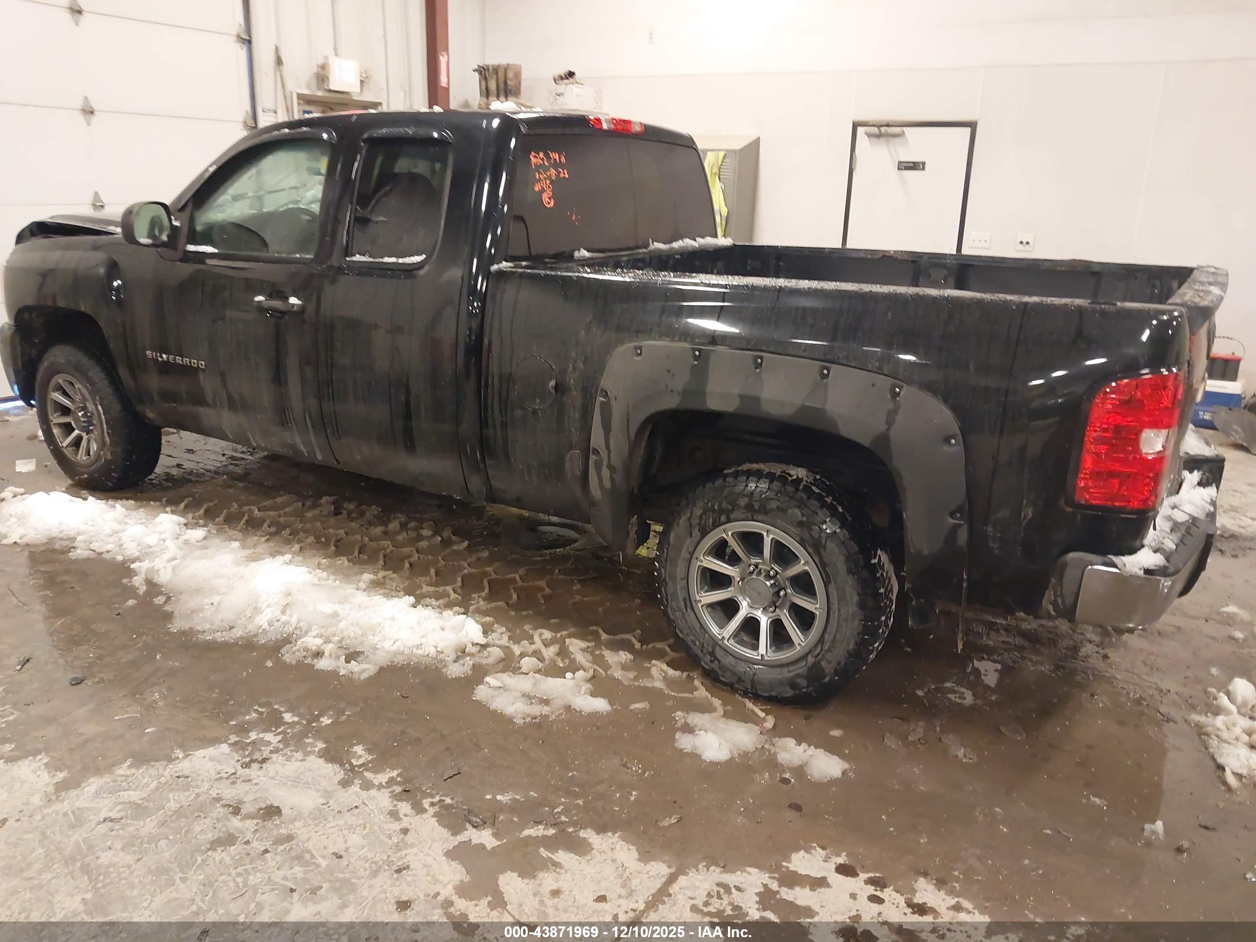 CHEVROLET SILVERADO image 3