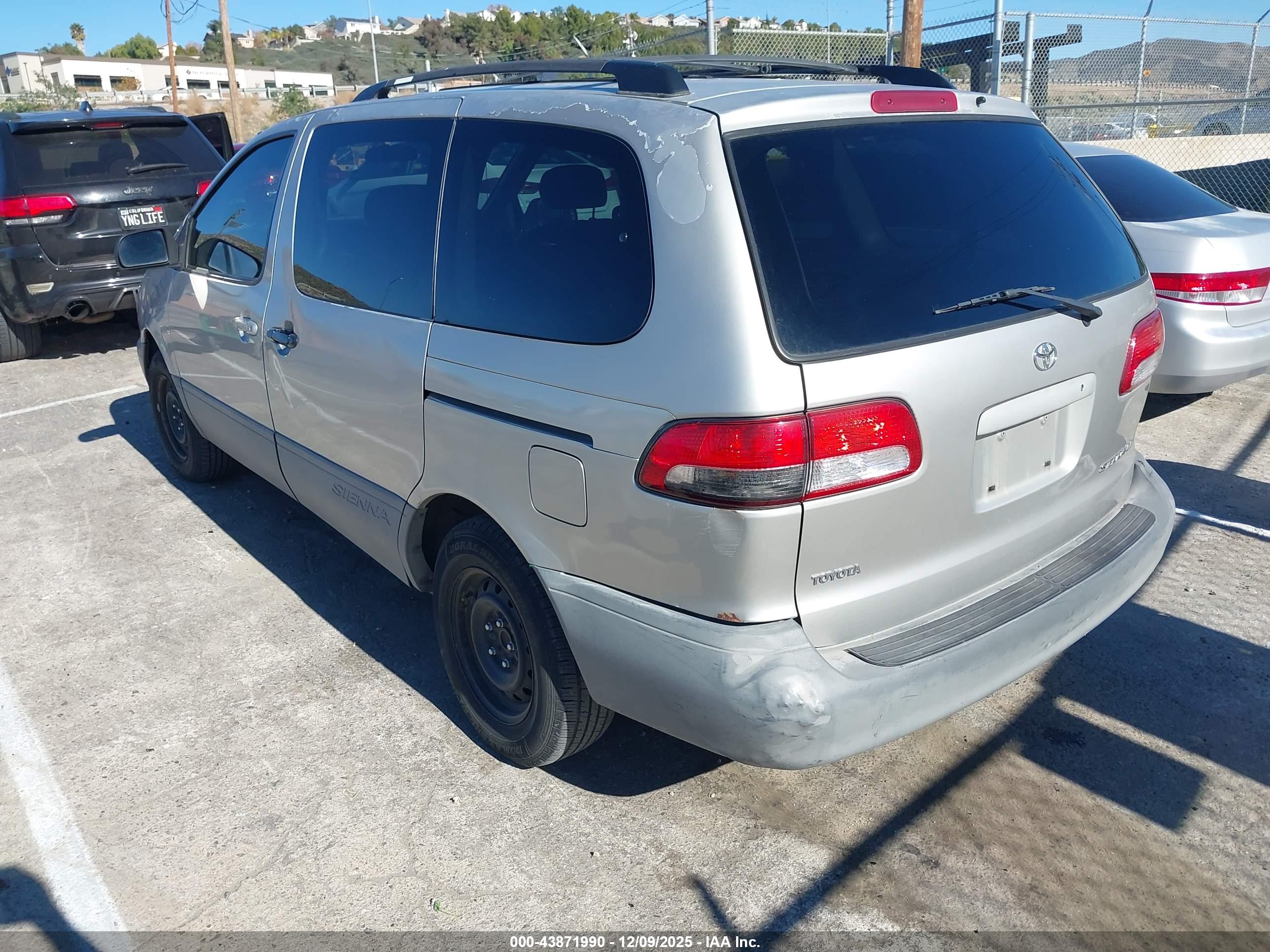 TOYOTA SIENNA image 3