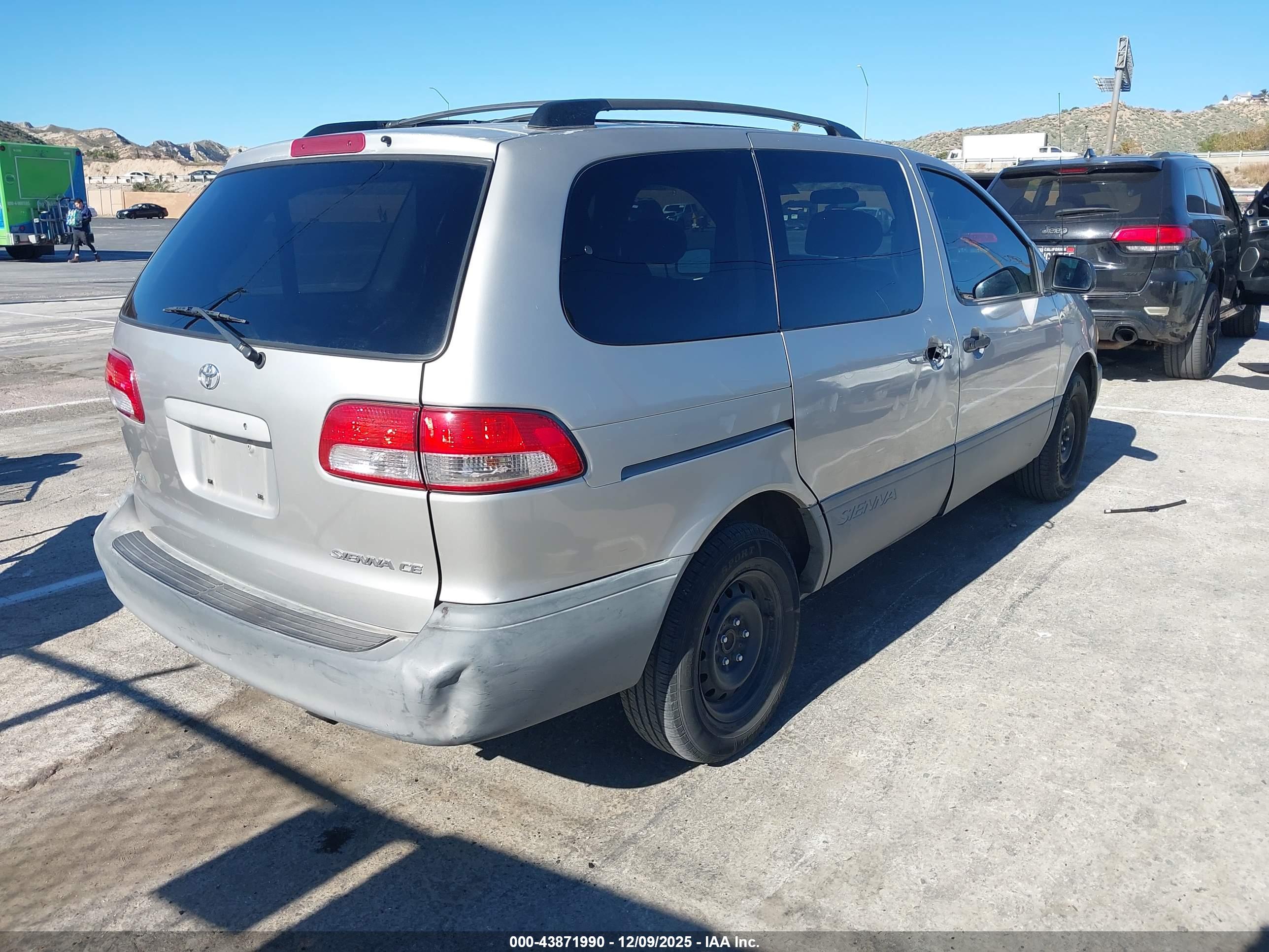 TOYOTA SIENNA image 4