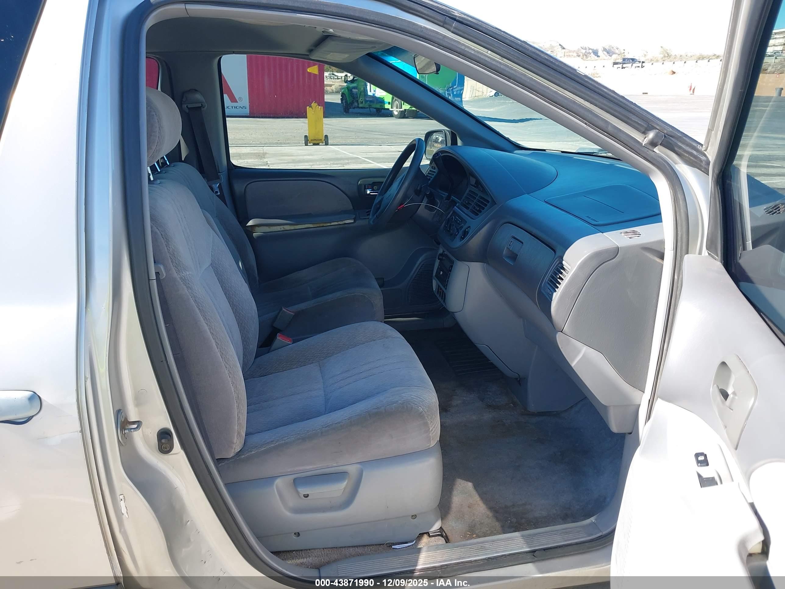 TOYOTA SIENNA image 5
