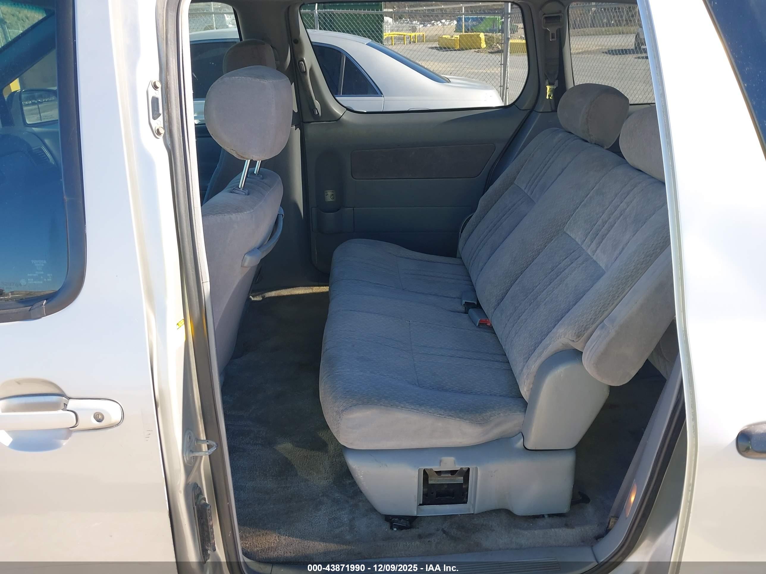 TOYOTA SIENNA image 8