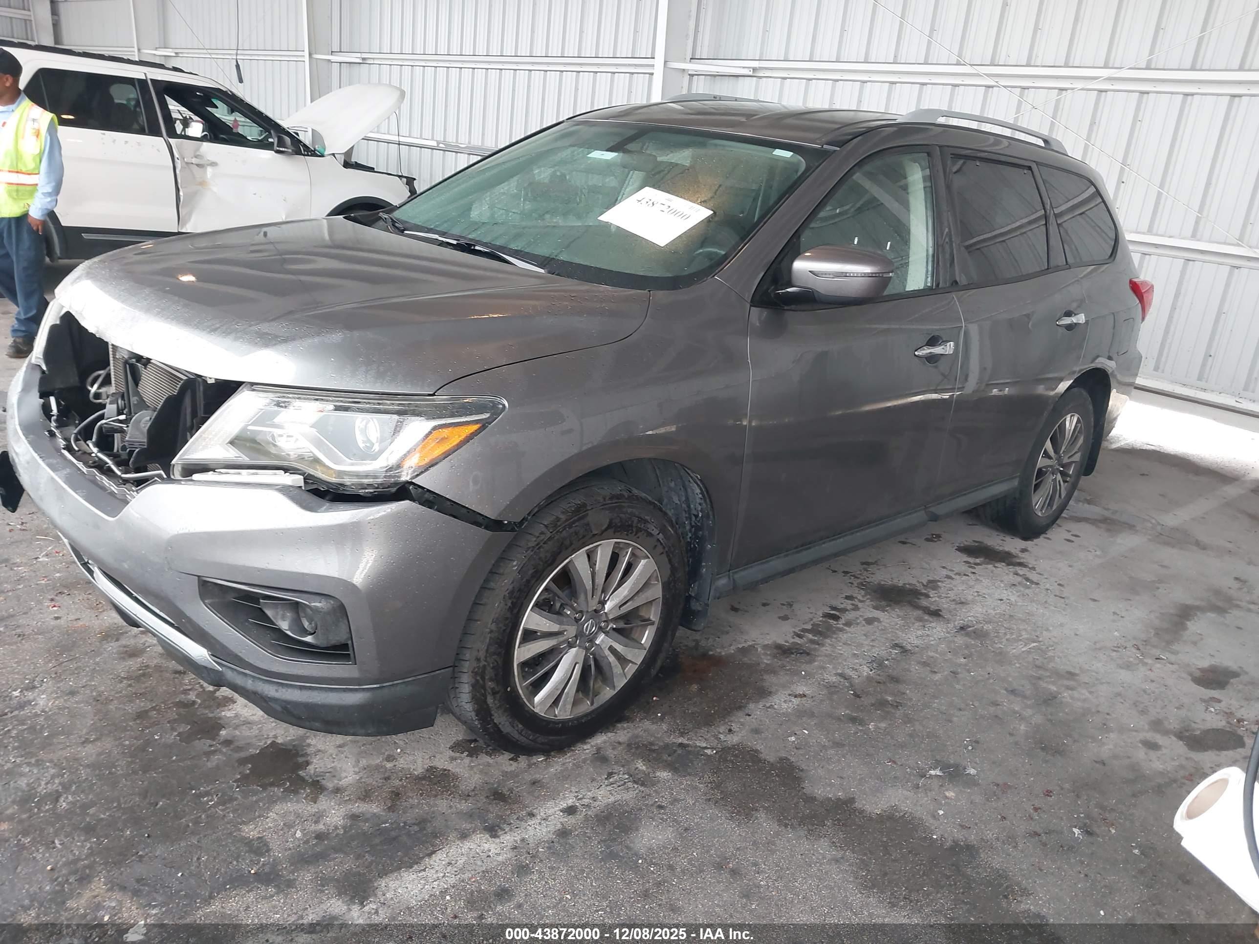 NISSAN PATHFINDER image 2