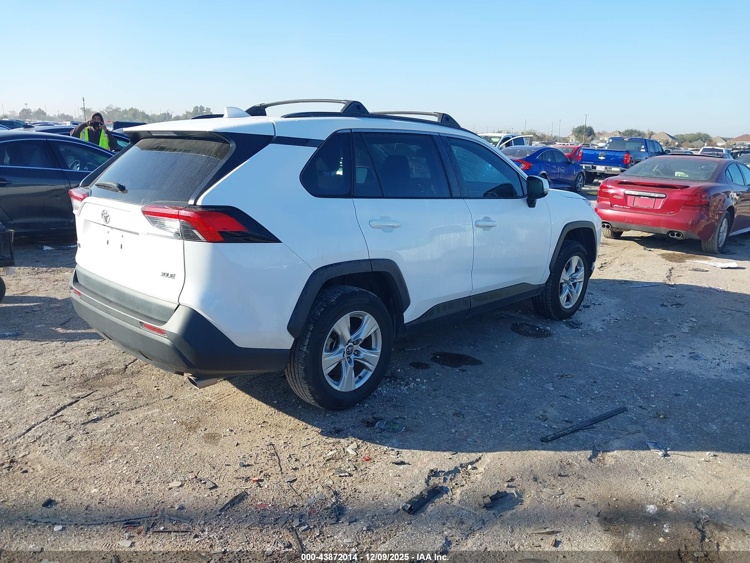 TOYOTA RAV4 image 4