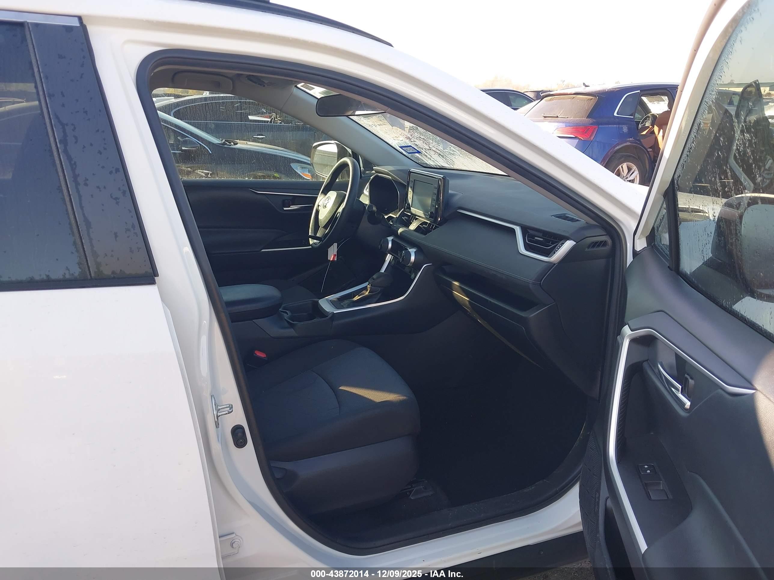 TOYOTA RAV4 image 5