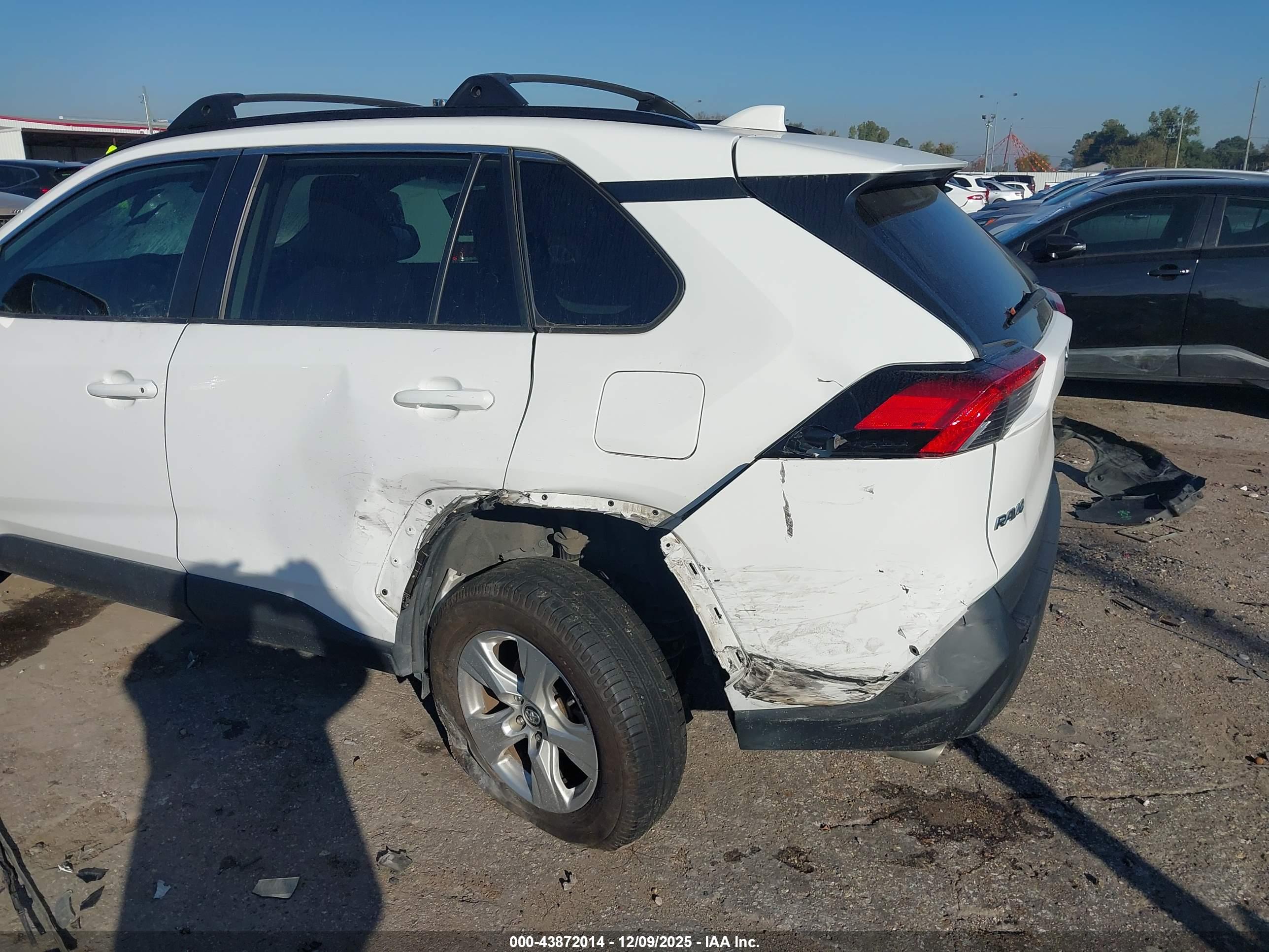 TOYOTA RAV4 image 6
