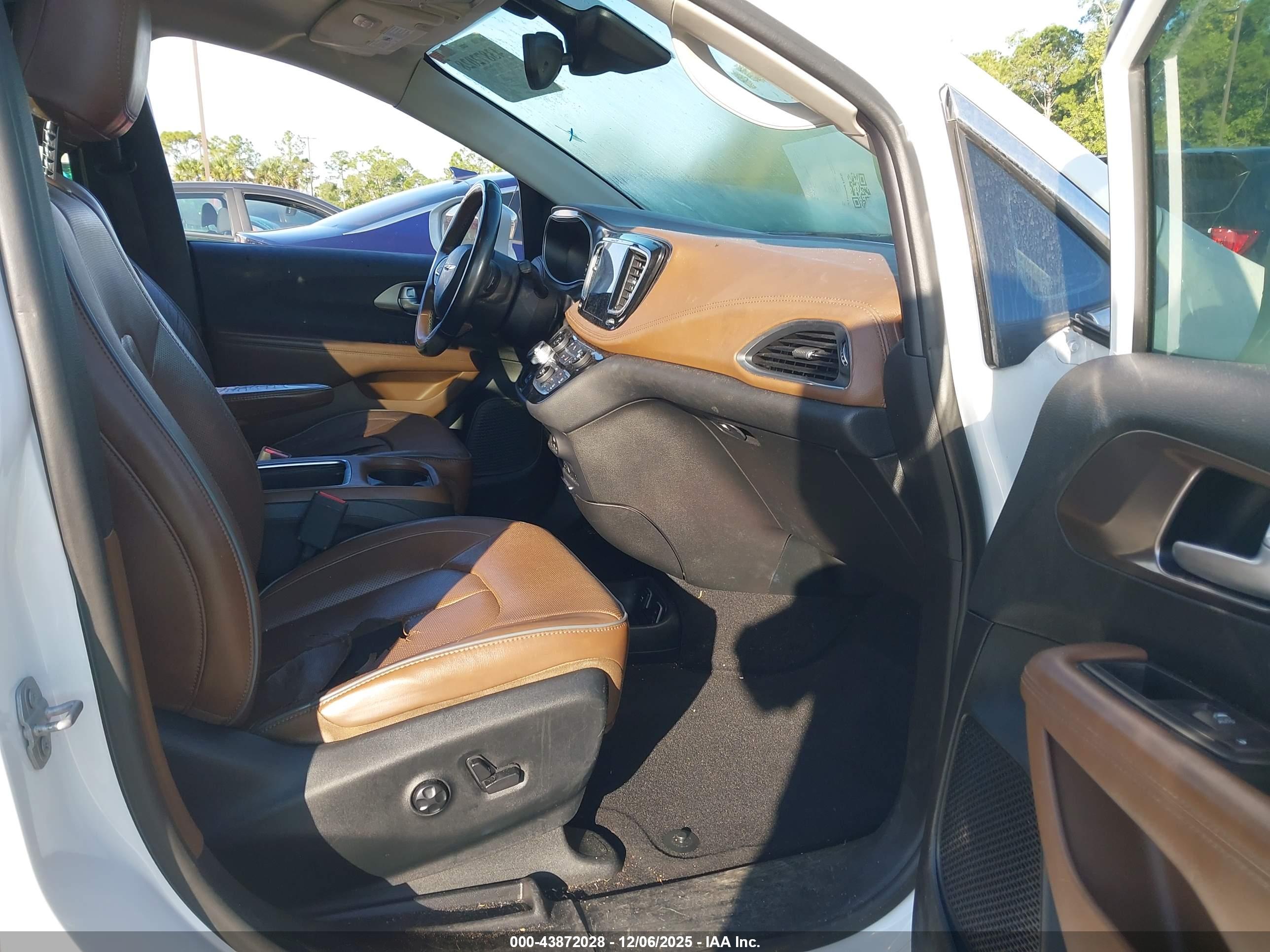 CHRYSLER PACIFICA image 5