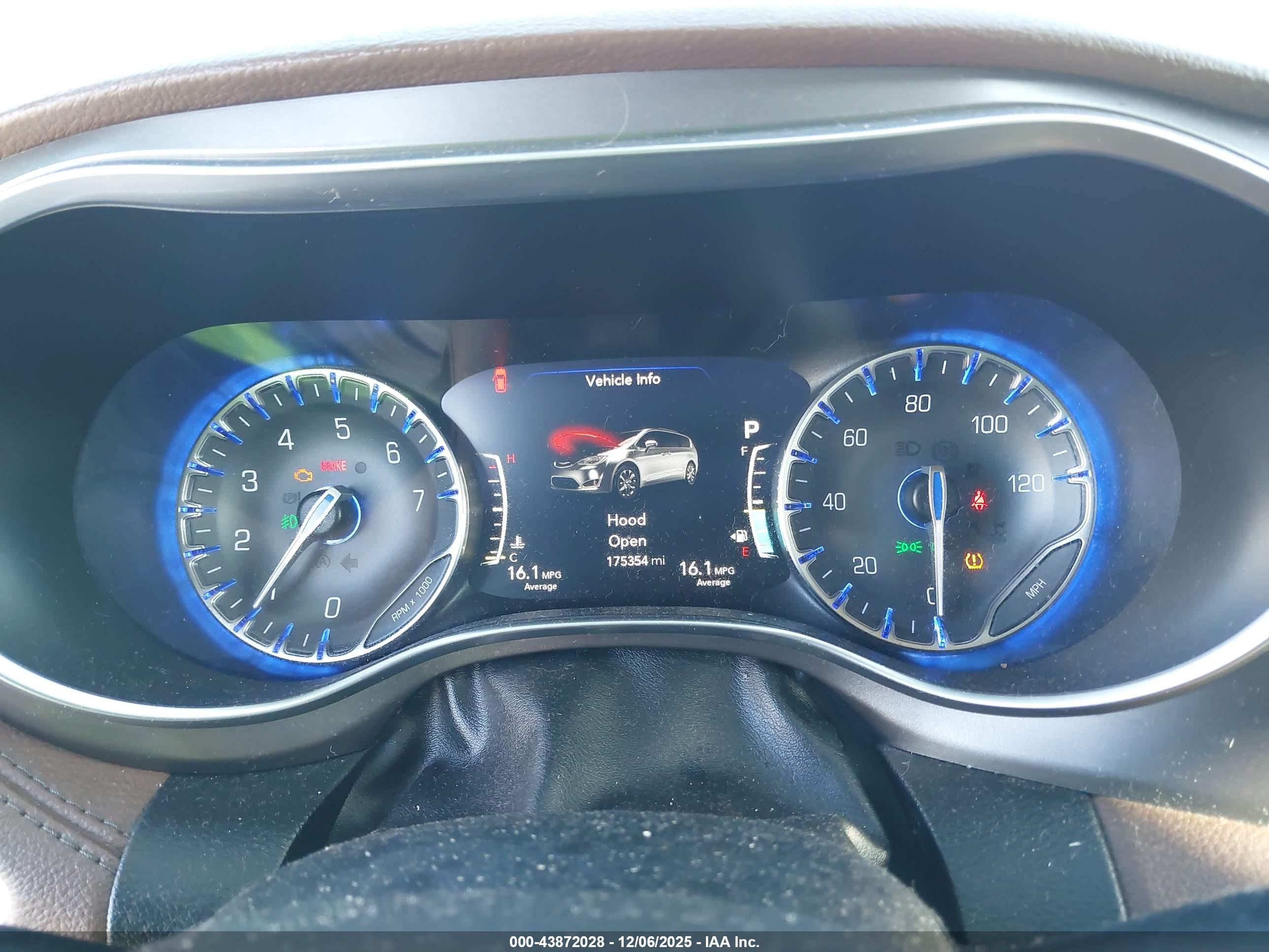 CHRYSLER PACIFICA image 7