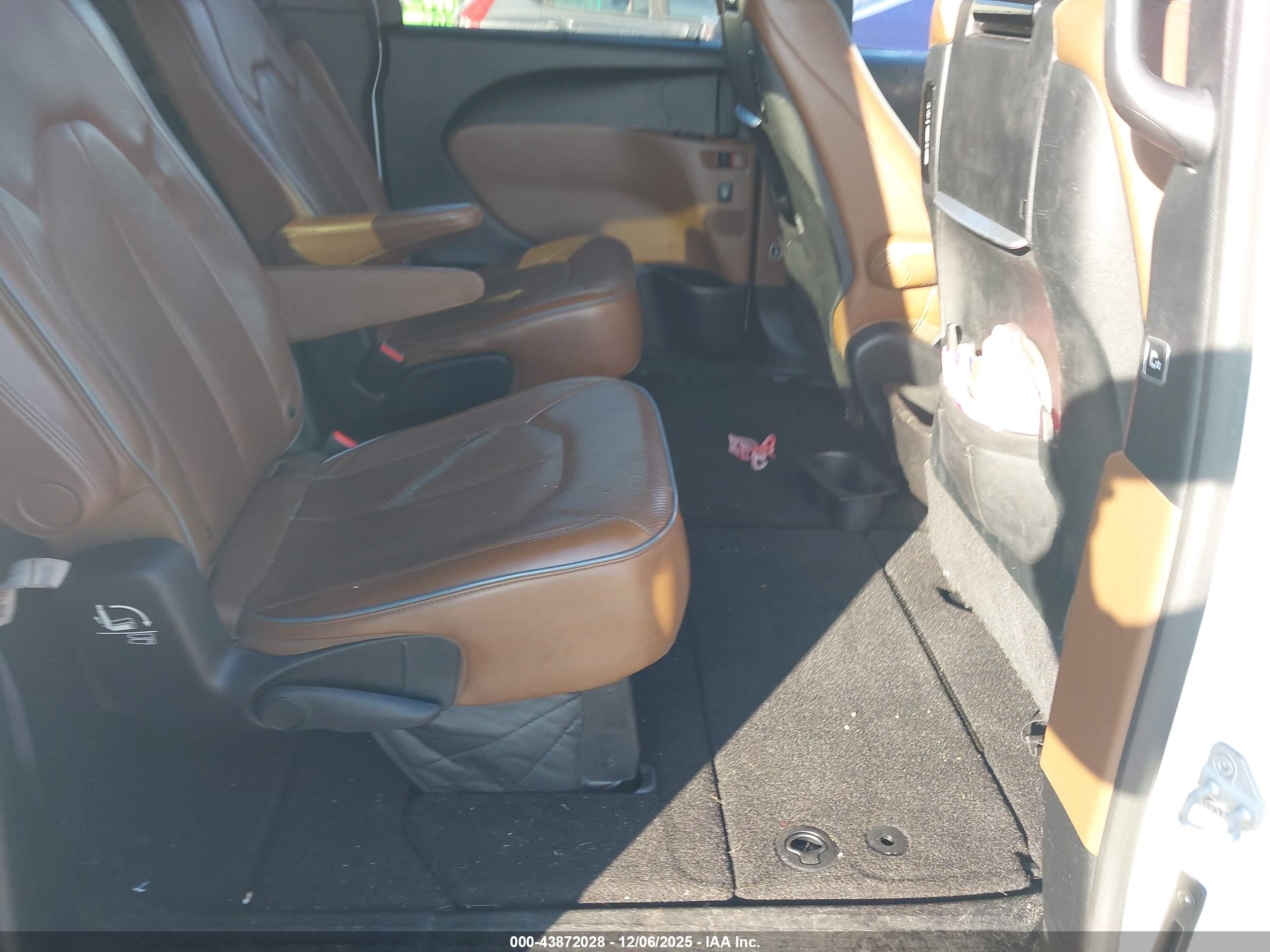 CHRYSLER PACIFICA image 8