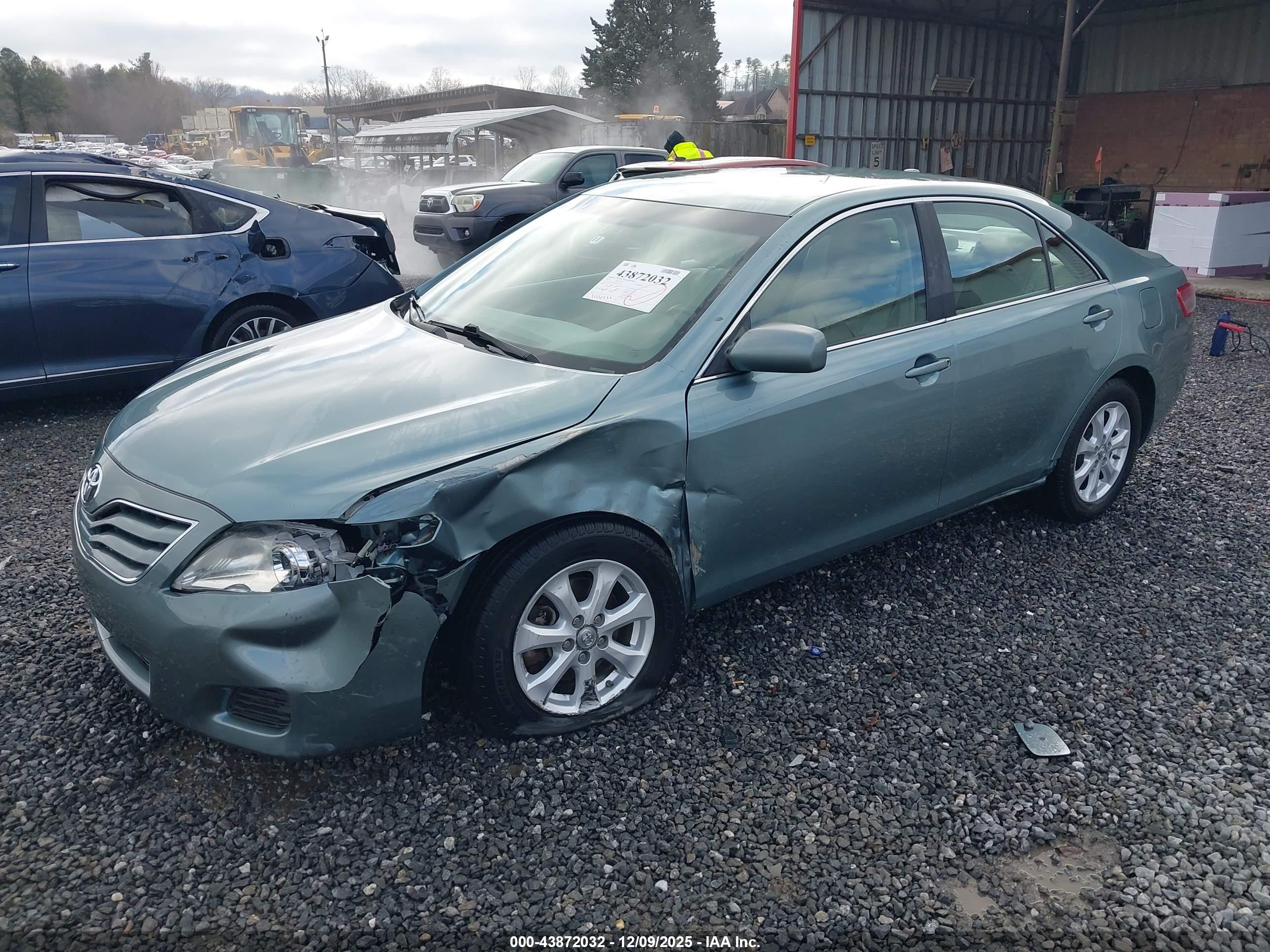 TOYOTA CAMRY image 2