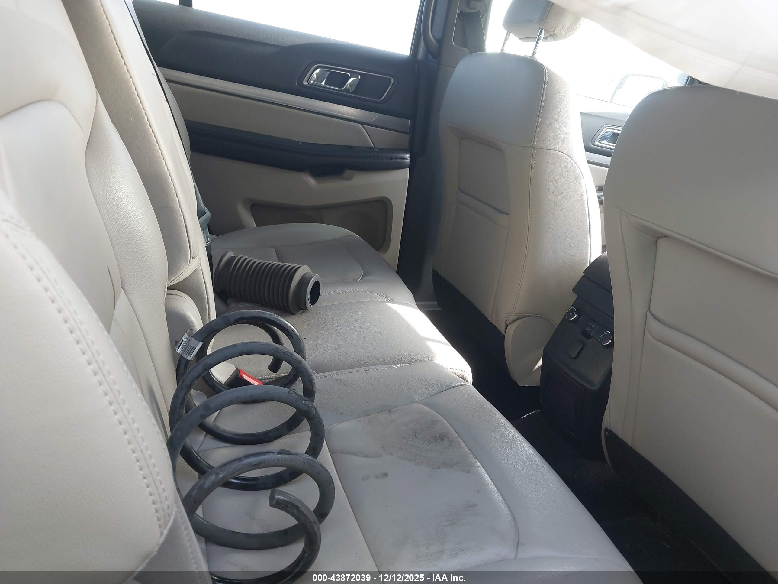 FORD EXPLORER image 8