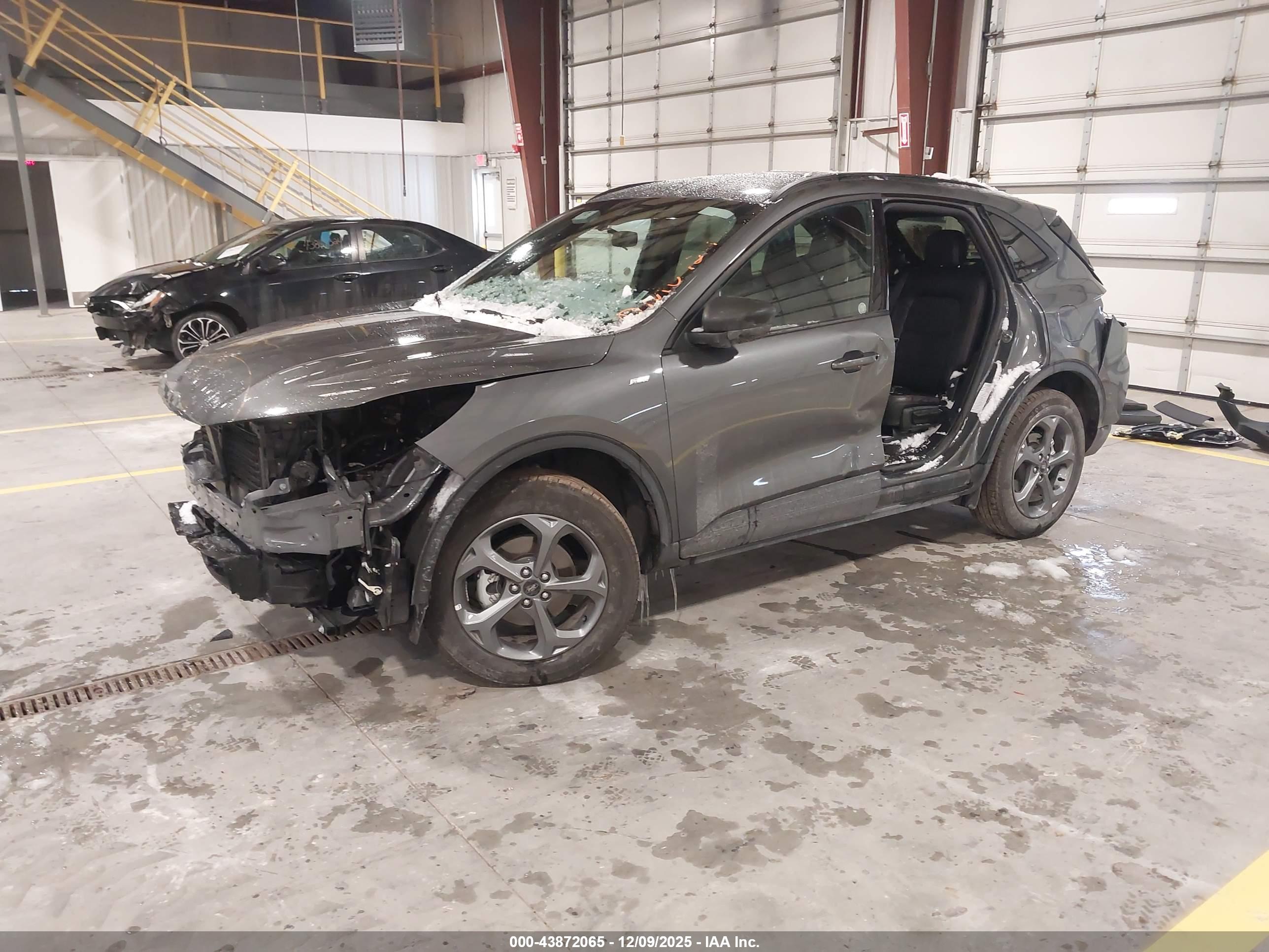 FORD ESCAPE image 2
