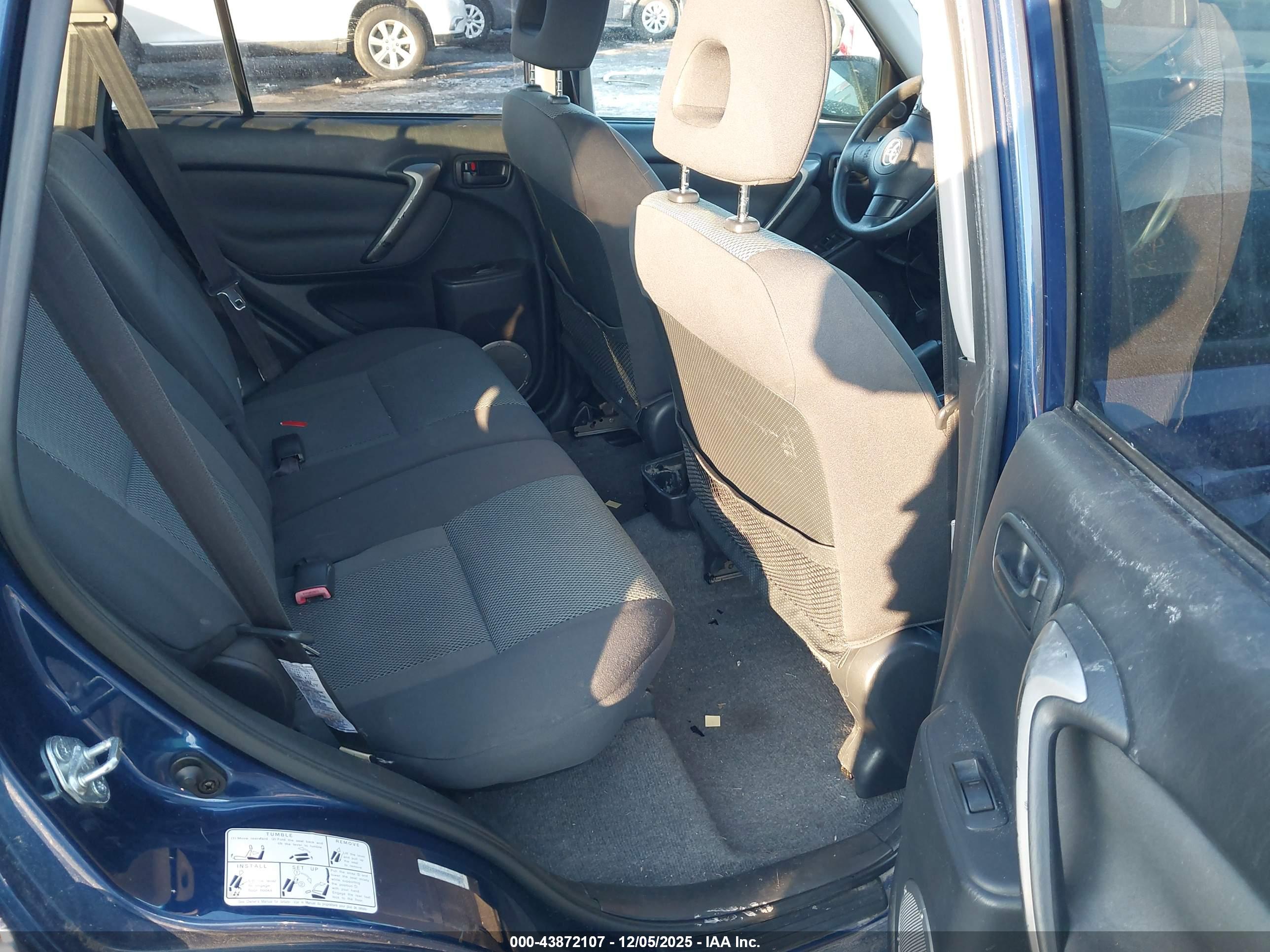 TOYOTA RAV4 image 8