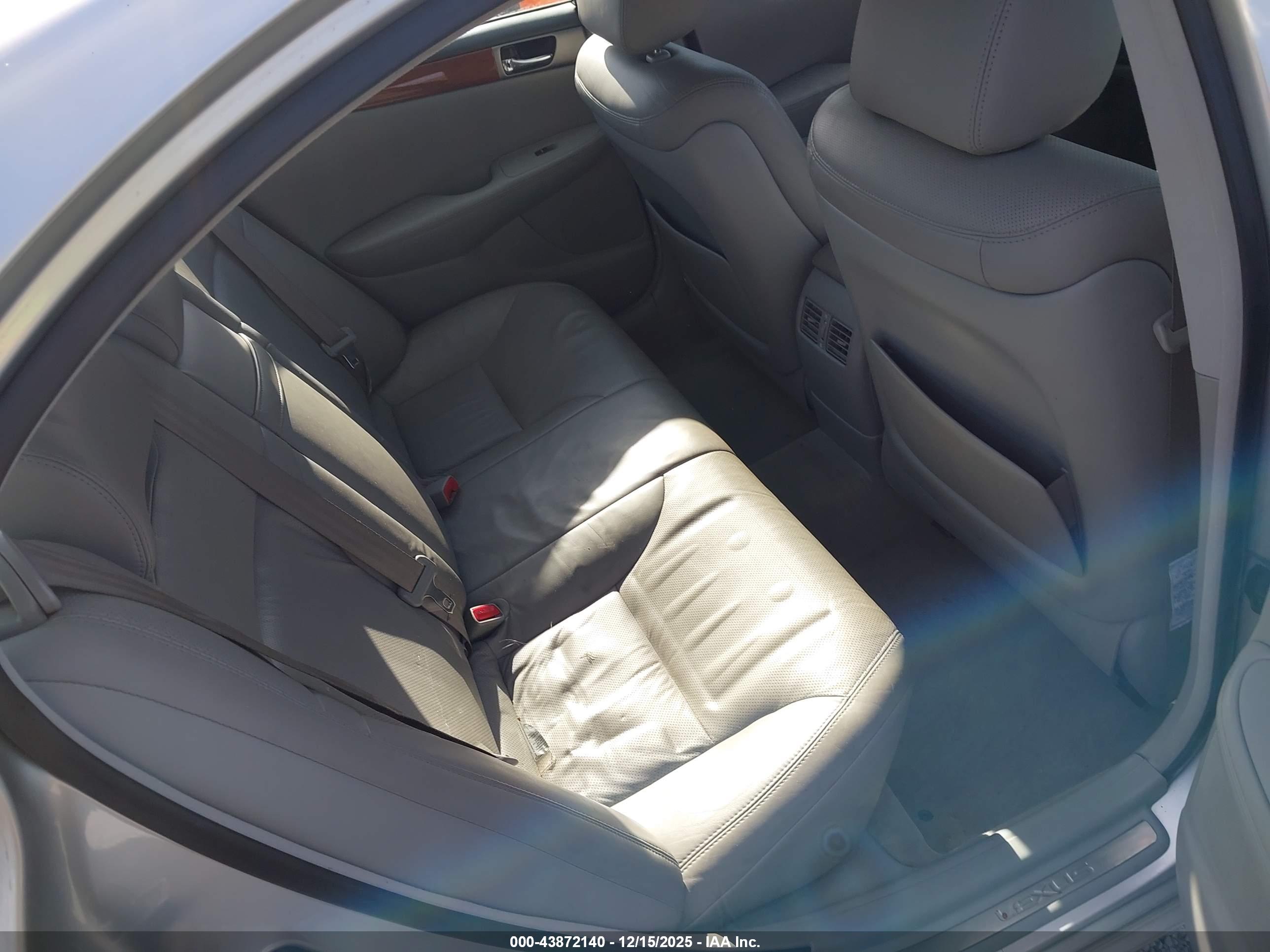 LEXUS ES image 8