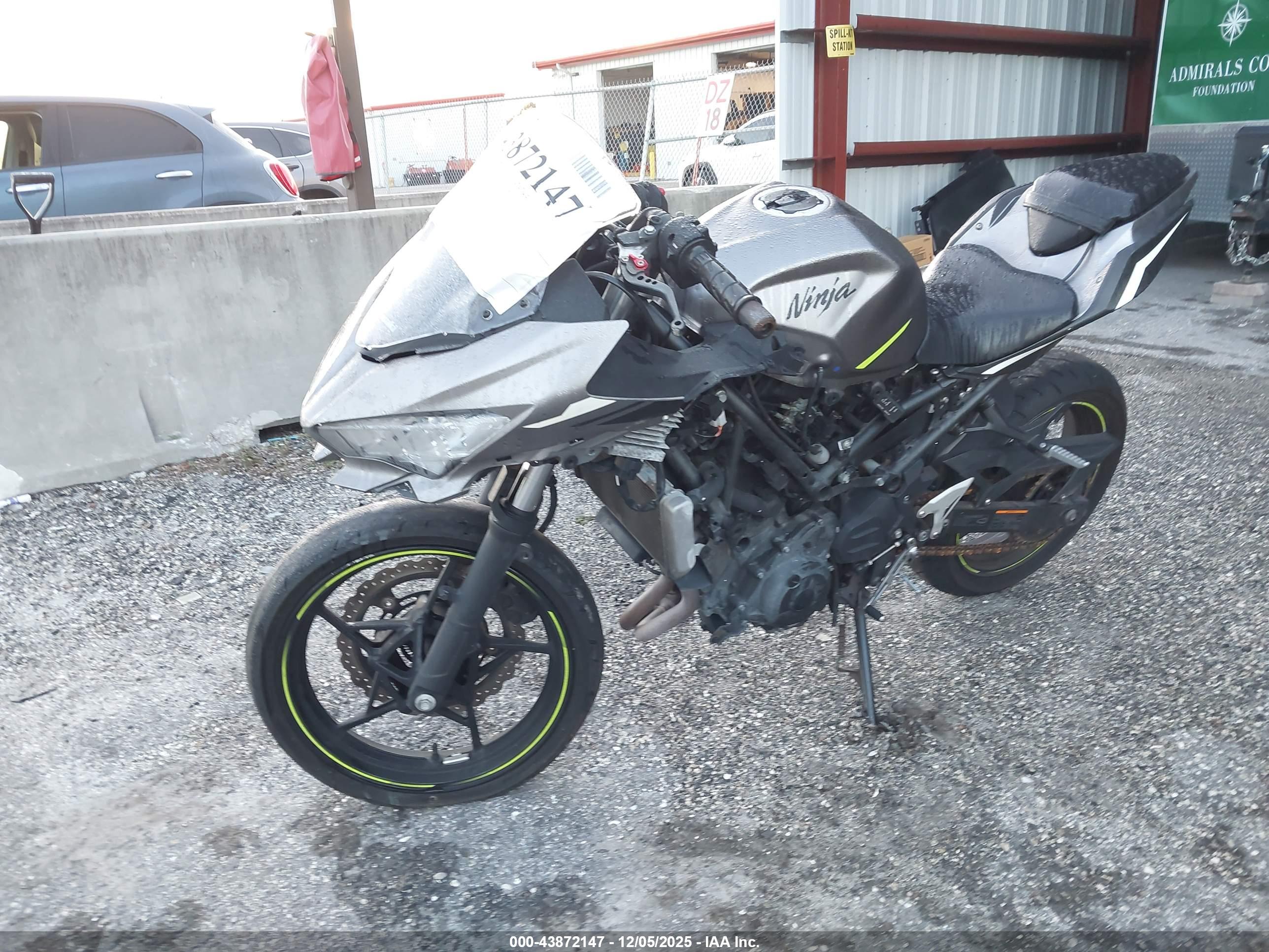 KAWASAKI EX400 image 2