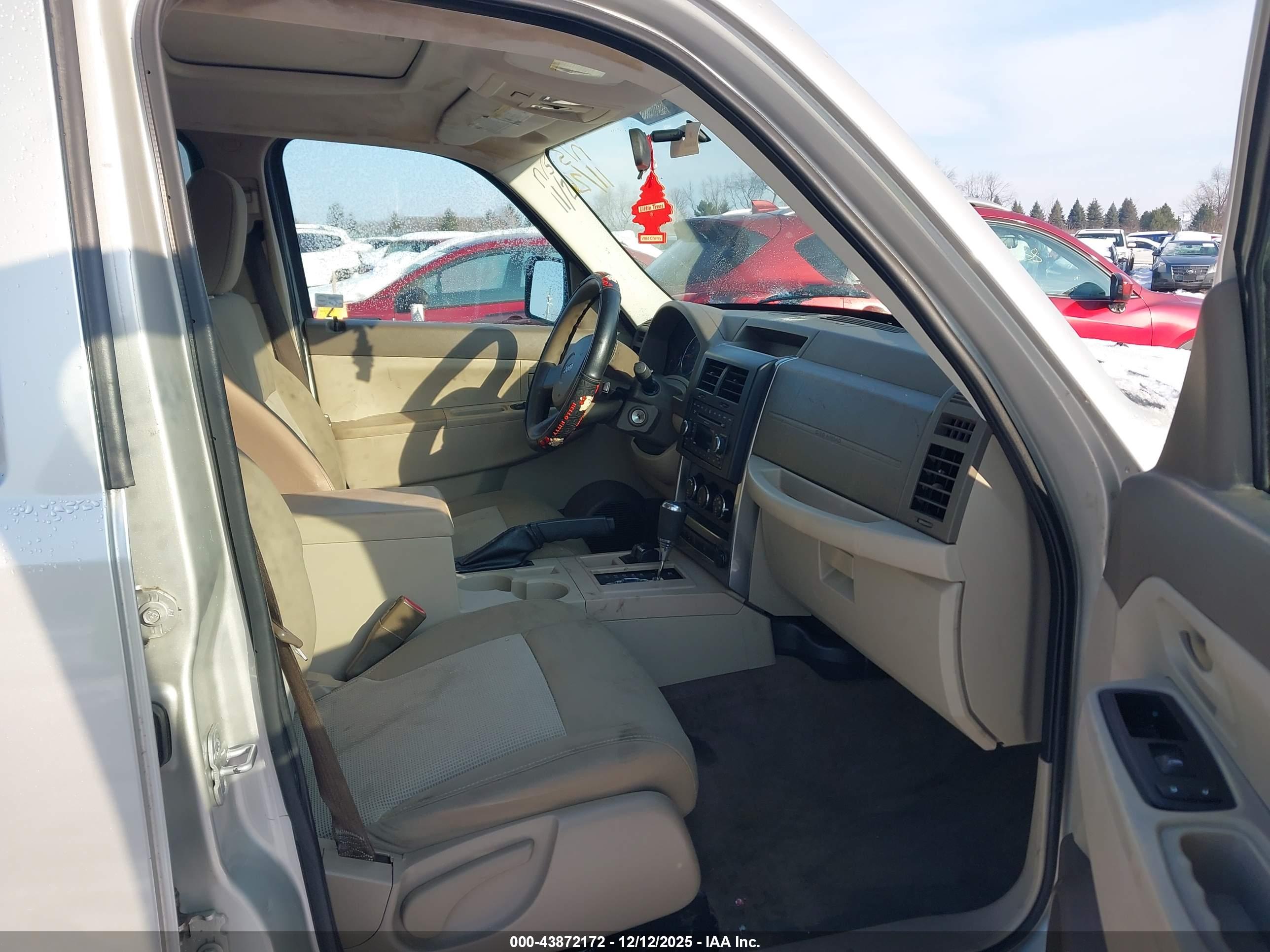 JEEP LIBERTY image 5