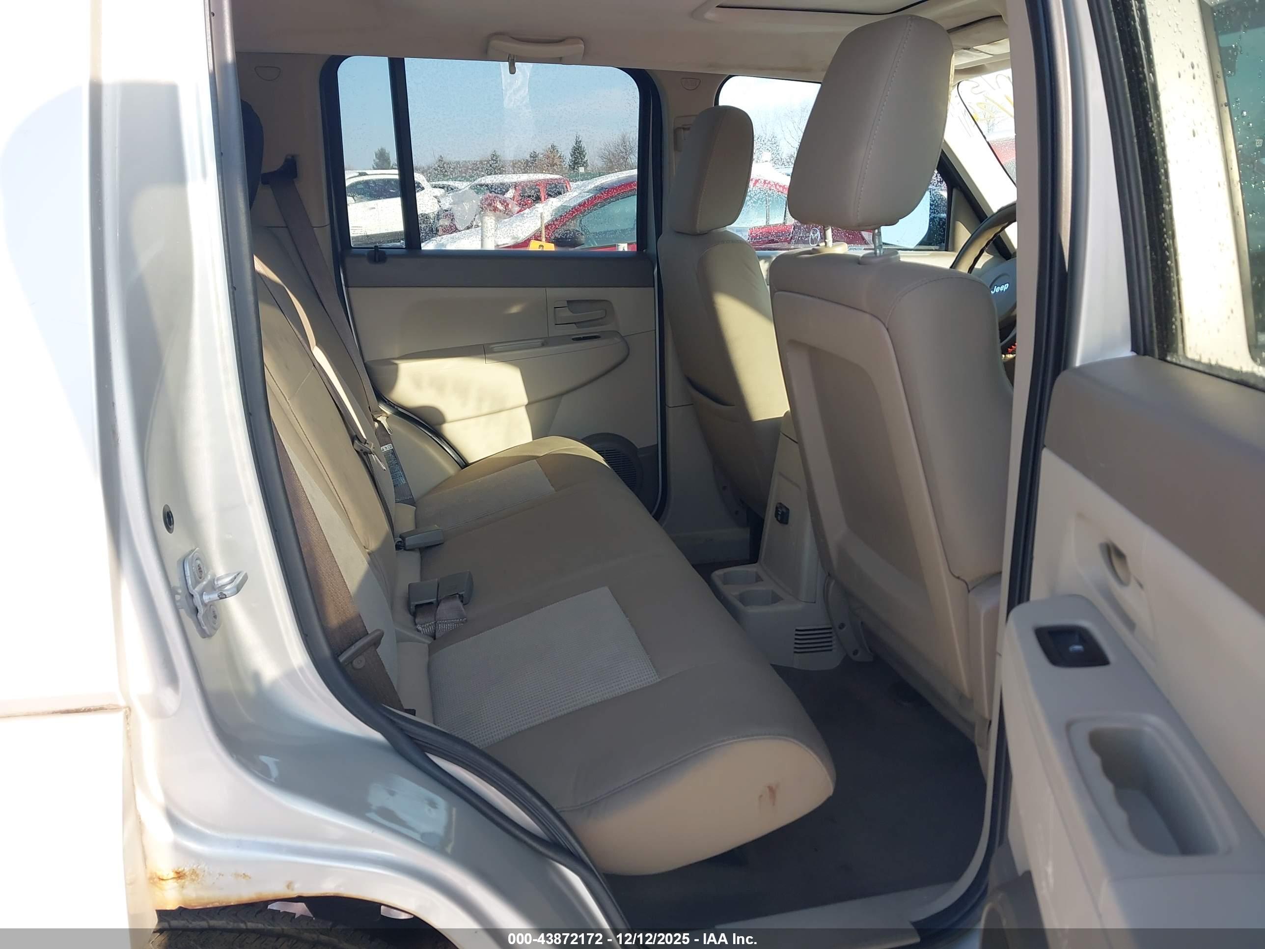 JEEP LIBERTY image 8