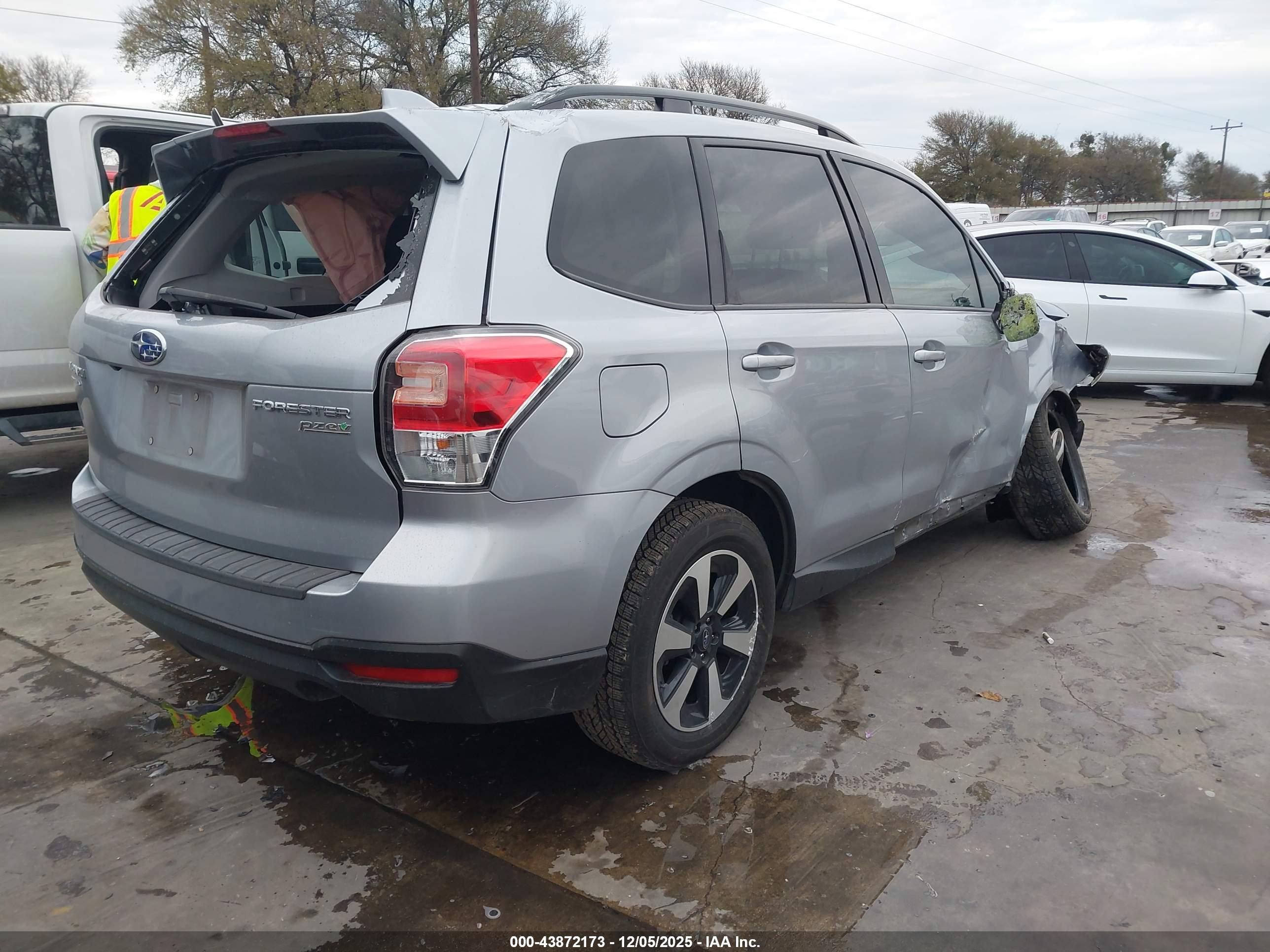 SUBARU FORESTER image 4