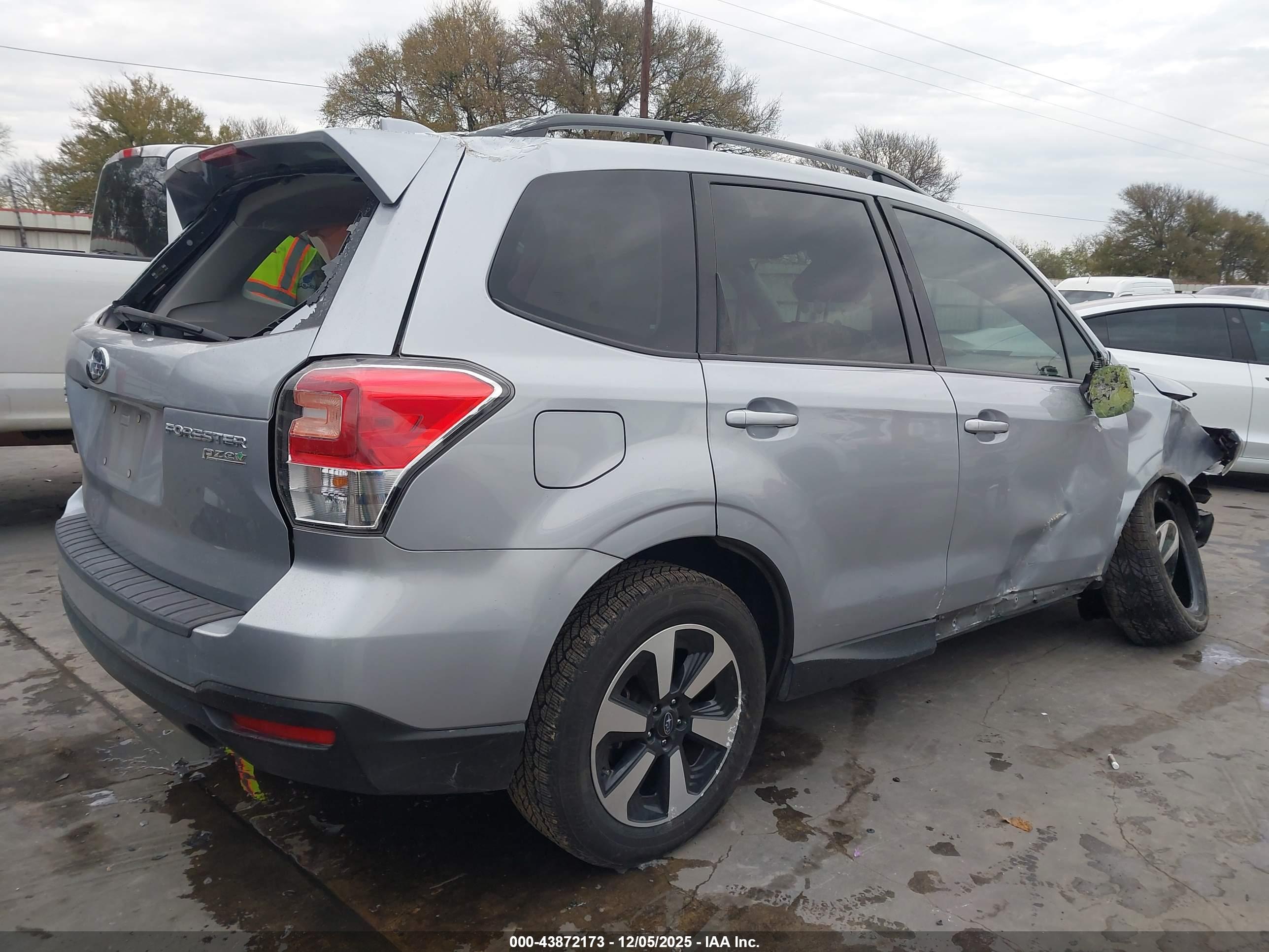 SUBARU FORESTER image 6
