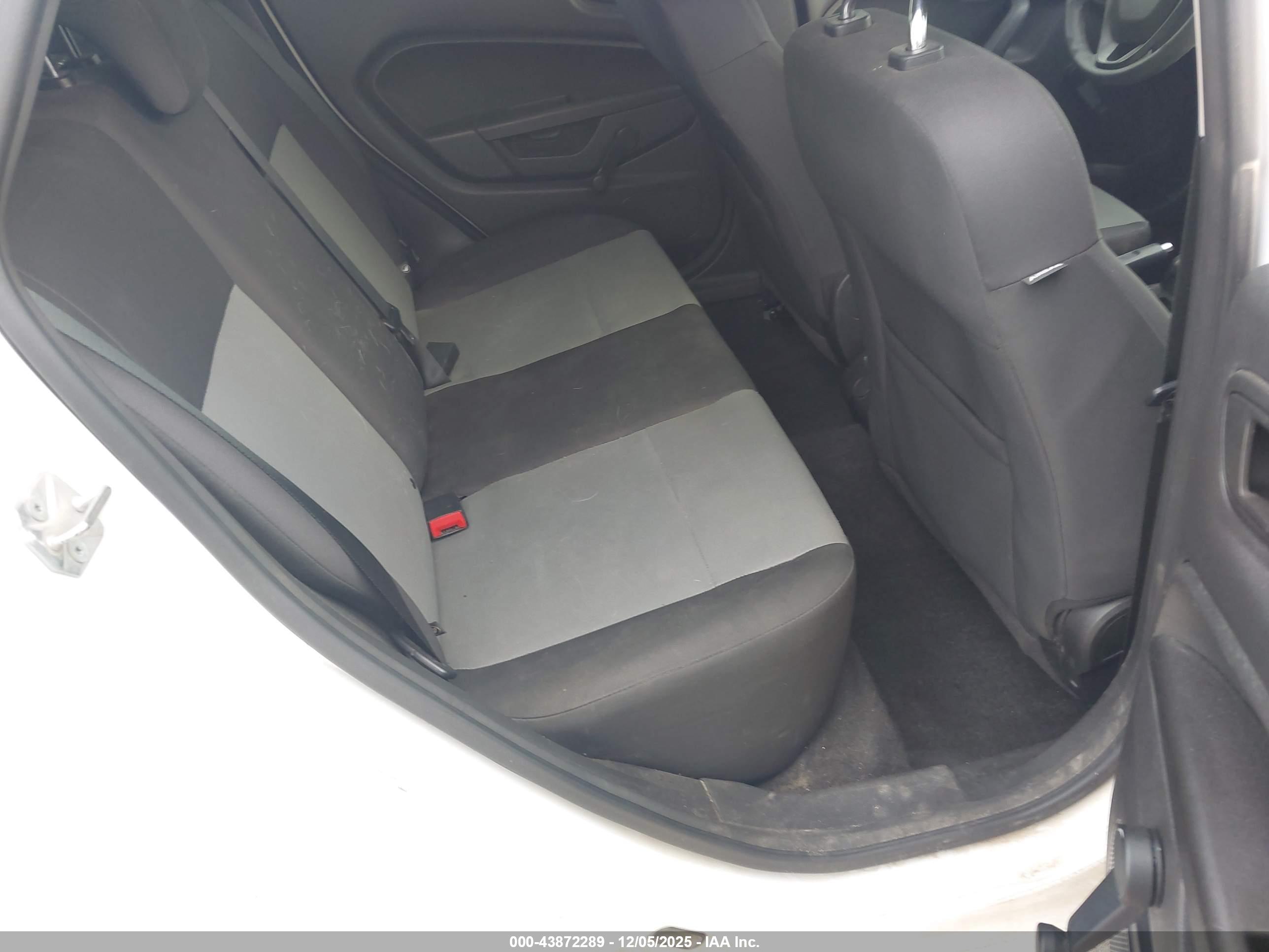 FORD FIESTA image 8